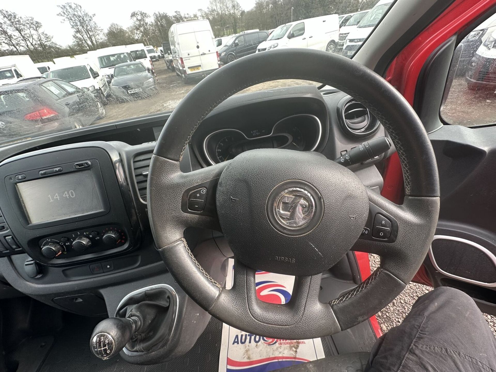 RARE BEAUTY IN RED: 65 PLATE VAUXHALL VIVARO - SPARES OR REPAIRS >>--NO VAT ON HAMMER--<< - Image 4 of 14