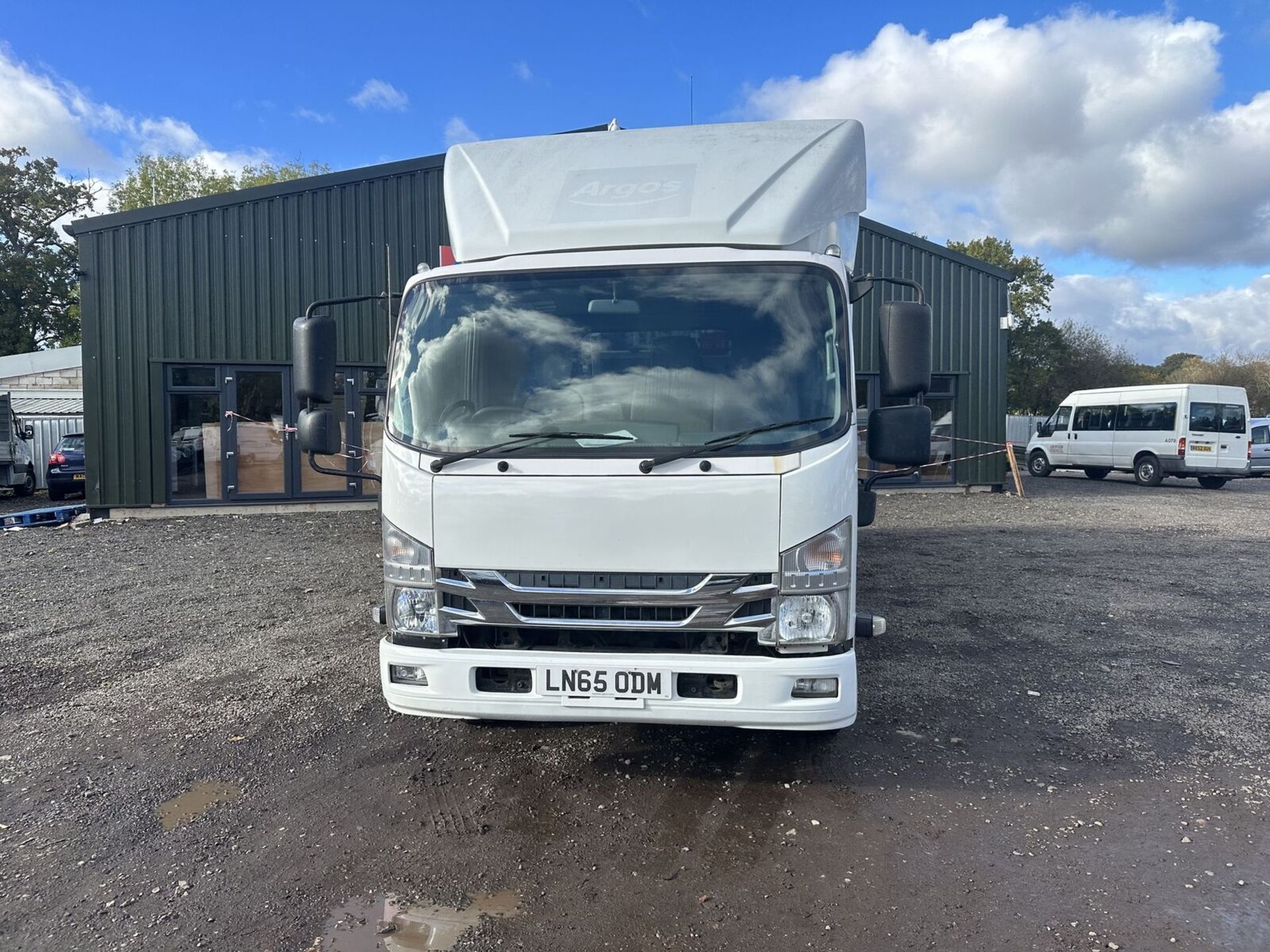 DEPENDABLE TWIN DECK TRANSPORTER: ISUZU N75.190 AUTO ULEZ-EU6 >>--NO VAT ON HAMMER--<<