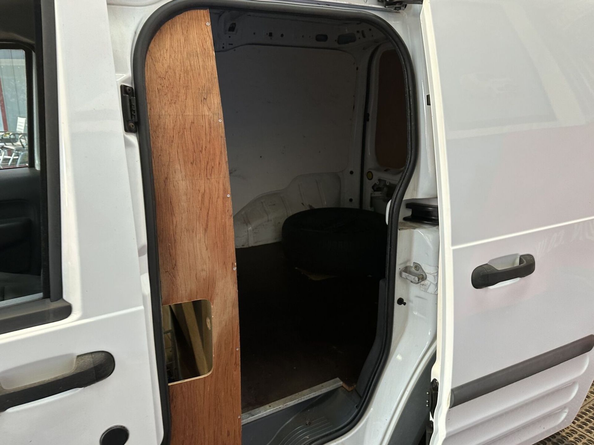 WORK VAN WONDER: FORD TRANSIT CONNECT 200 SWB DIESEL >>--NO VAT ON HAMMER--<< - Image 14 of 15