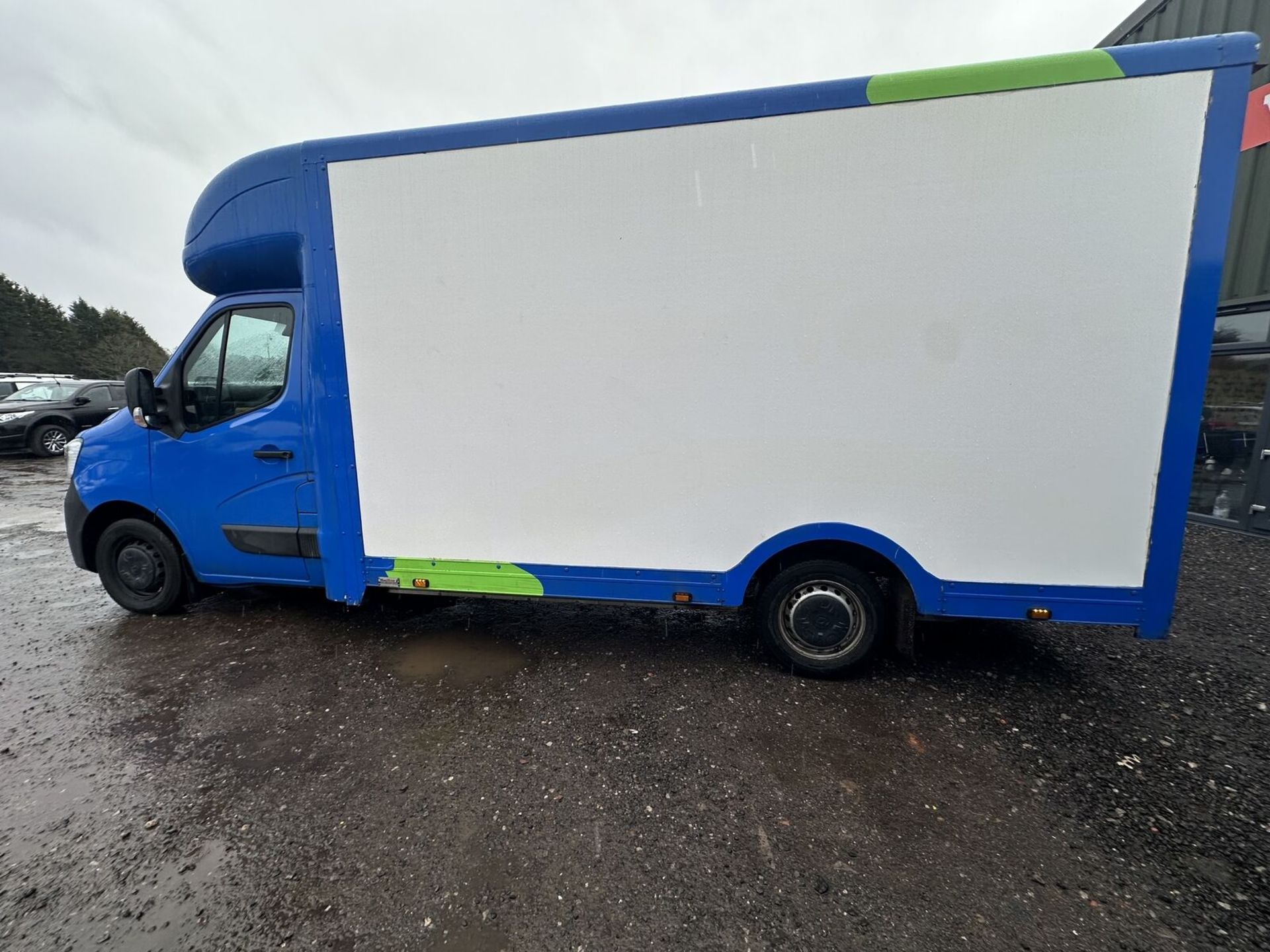 OPPORTUNITY KNOCKS: 72 PLATE RENAULT MASTER LOW LOADER, BUSINESS BLUE, READY TO ROLL - Image 5 of 15