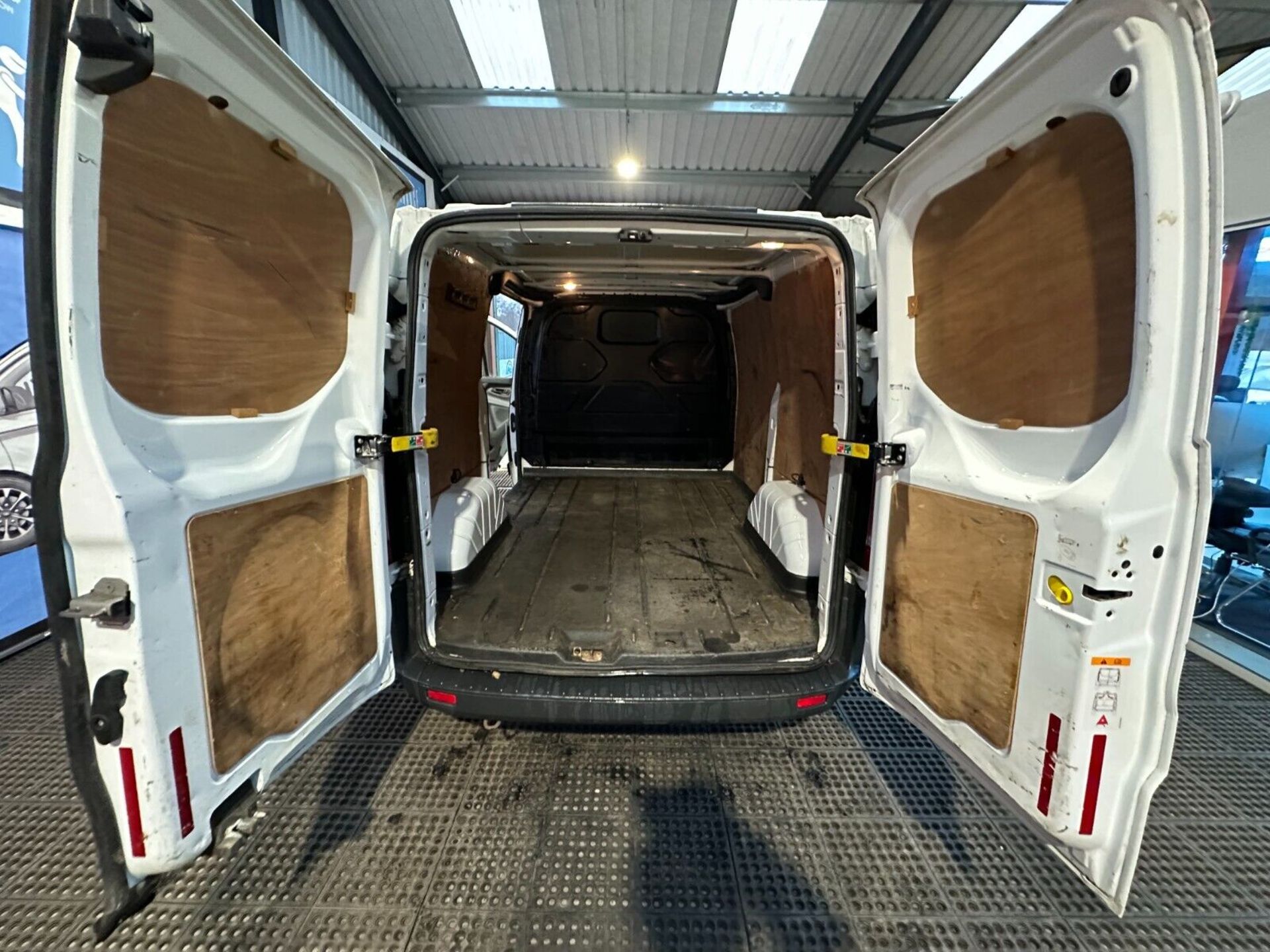 RELIABLE COMPANION: FORD TRANSIT CUSTOM 290, READY FOR DUTY - Image 5 of 14