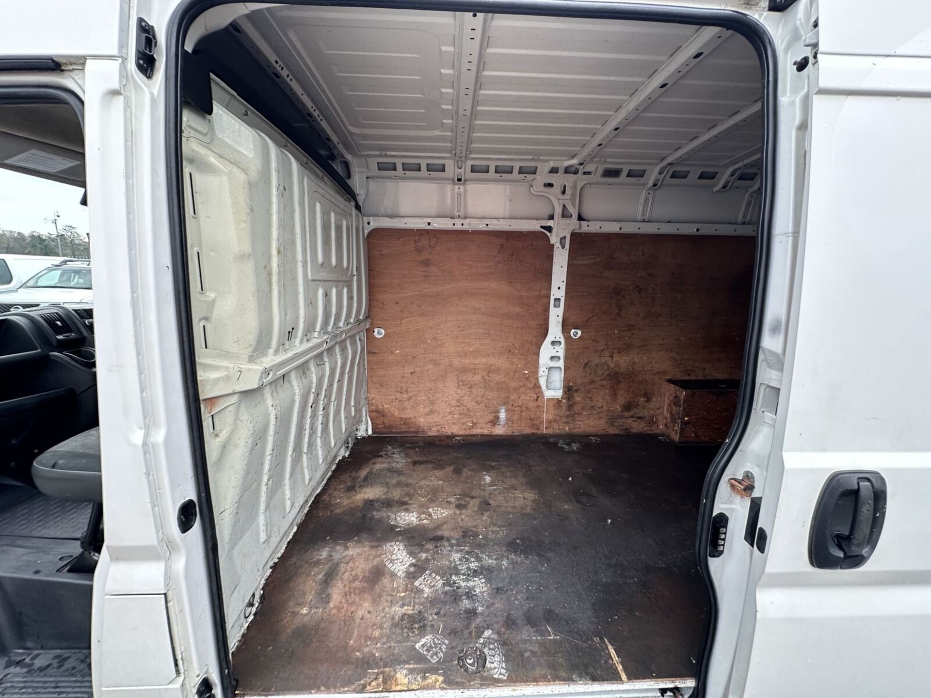 WHITE VAN WONDER: PEUGEOT BOXER RELAY LONG WHEEL BASE - Image 10 of 19