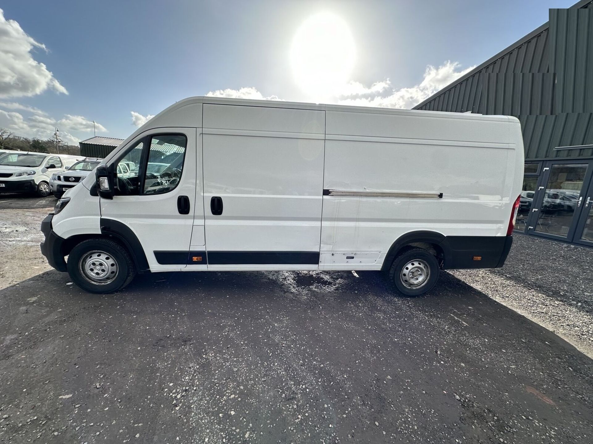 FEATURE-RICH FIXER-UPPER: WHITE PEUGEOT BOXER HDI >>--NO VAT ON HAMMER--<< - Image 5 of 19