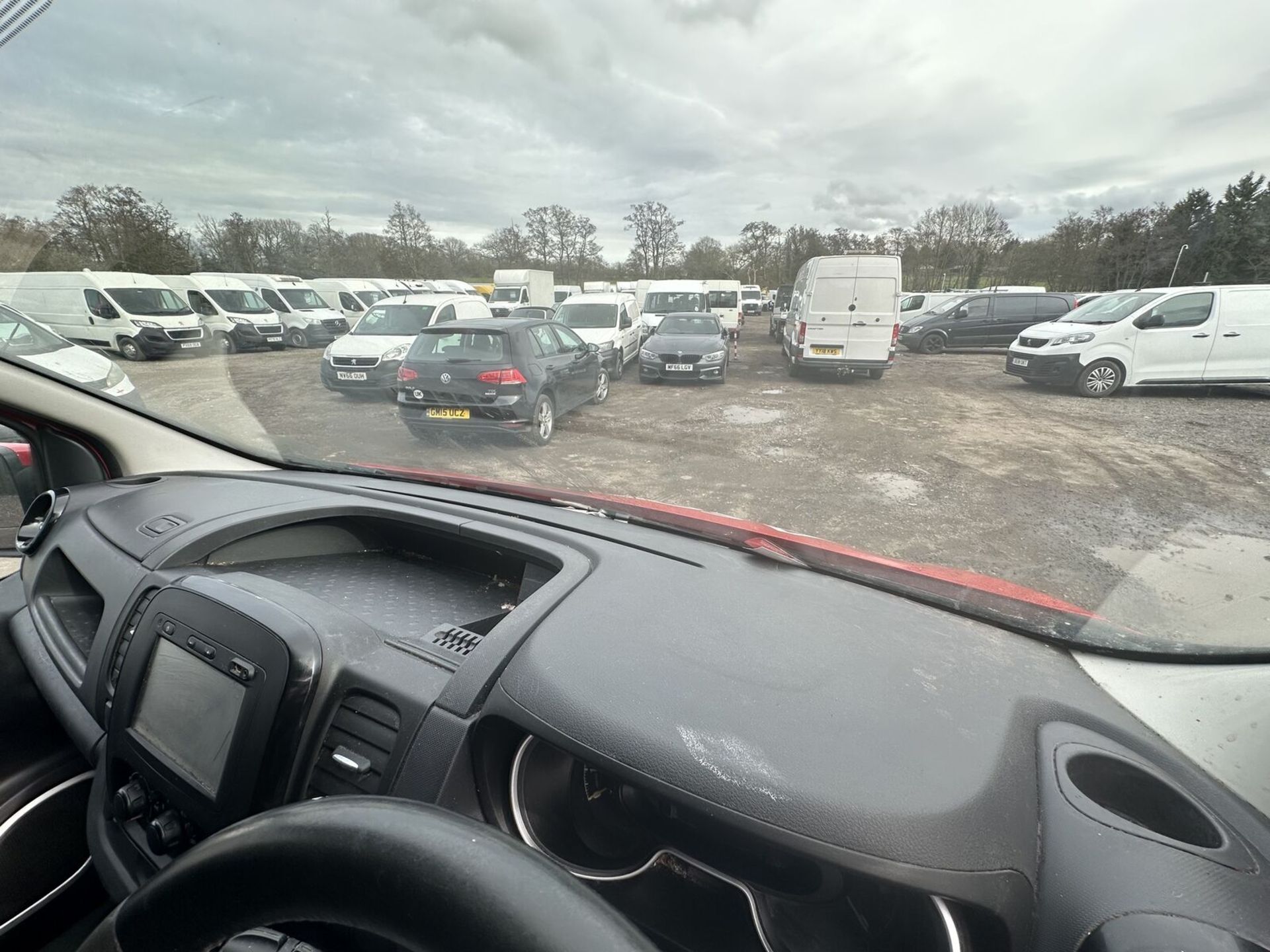 RARE BEAUTY IN RED: 65 PLATE VAUXHALL VIVARO - SPARES OR REPAIRS >>--NO VAT ON HAMMER--<< - Image 12 of 14