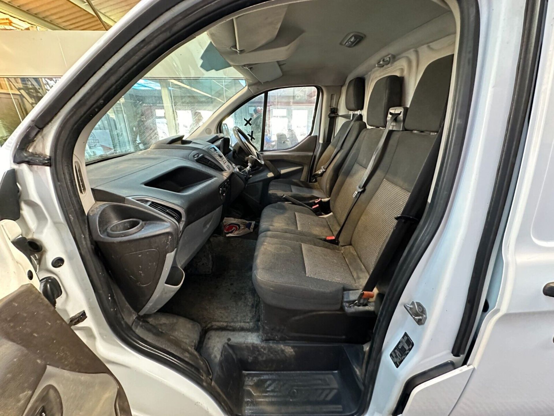 SMOOTH OPERATOR: 2015 FORD TRANSIT CUSTOM 270 L1 FWD VAN >>--NO VAT ON HAMMER--<< - Image 11 of 15