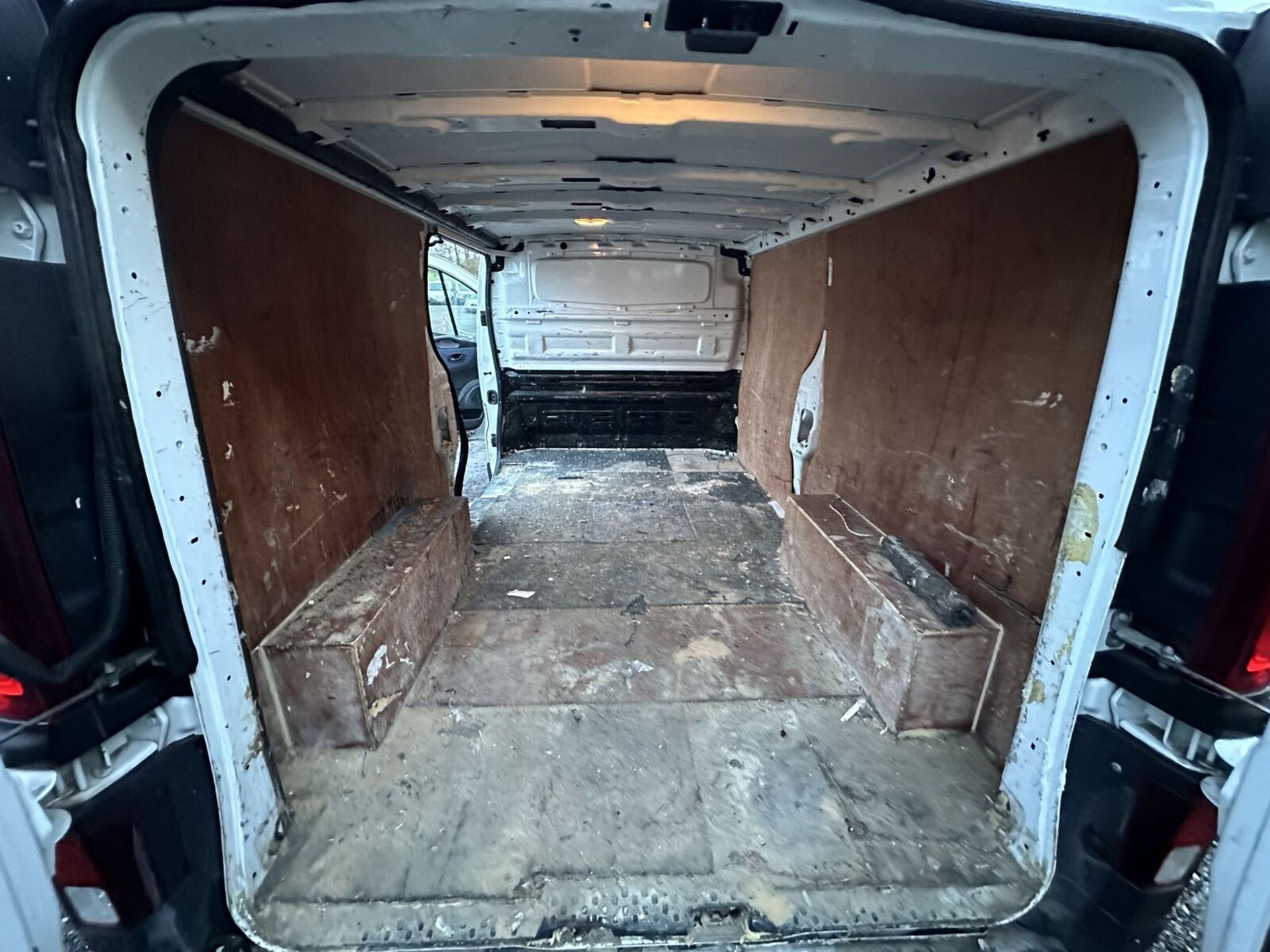 AFFORDABLE REPAIR: VAUXHALL VIVARO WITH POTENTIAL - Image 10 of 21