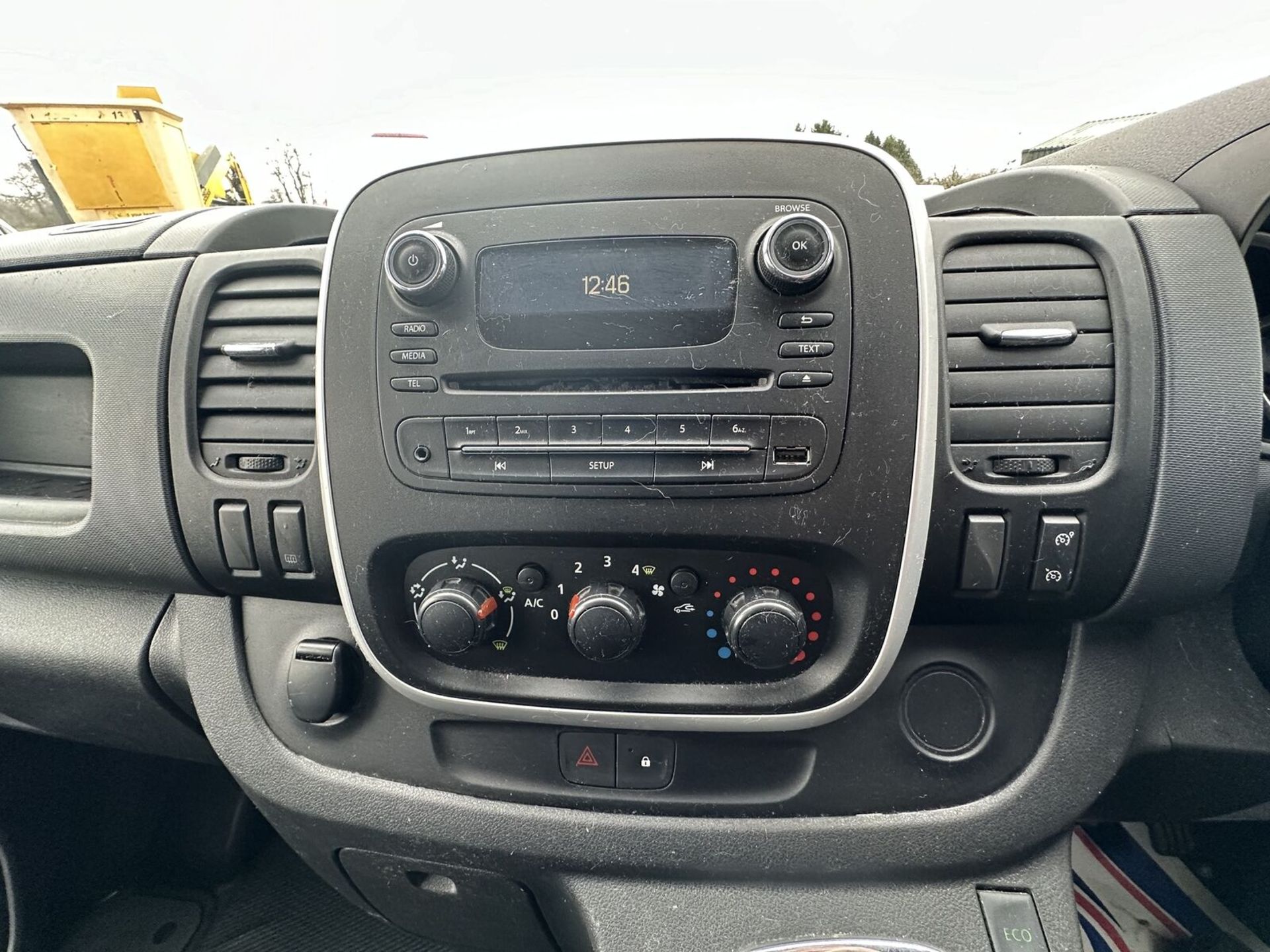 EFFICIENT HAULER: VAUXHALL VIVARO SPORTIVE CREW CAB, NEEDS GEARBOX >>--NO VAT ON HAMMER--<< - Image 6 of 18