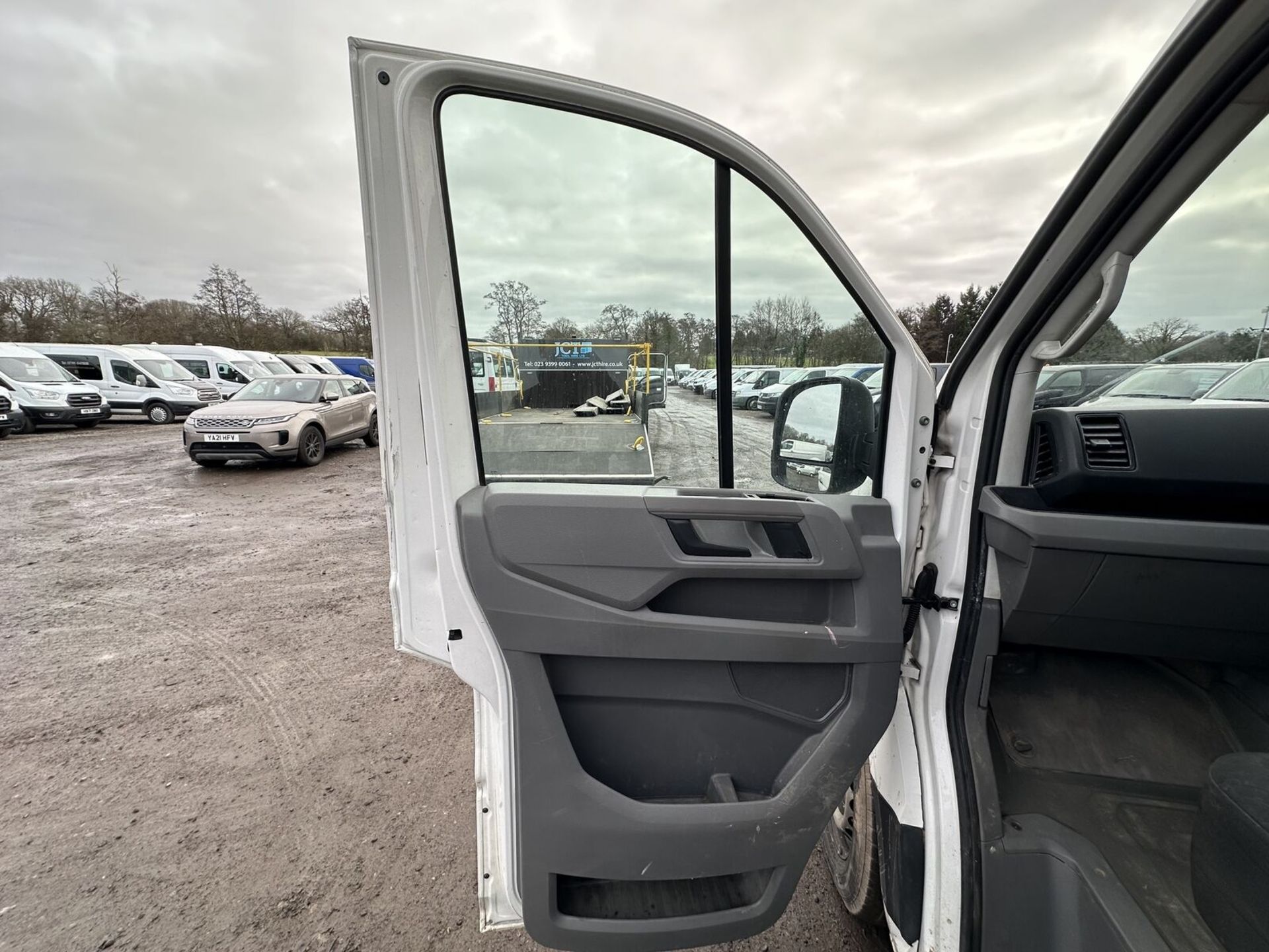 2018 VOLKSWAGEN CRAFTER CR35 LWB: EFFICIENT DIESEL LUTON VAN - Image 12 of 17