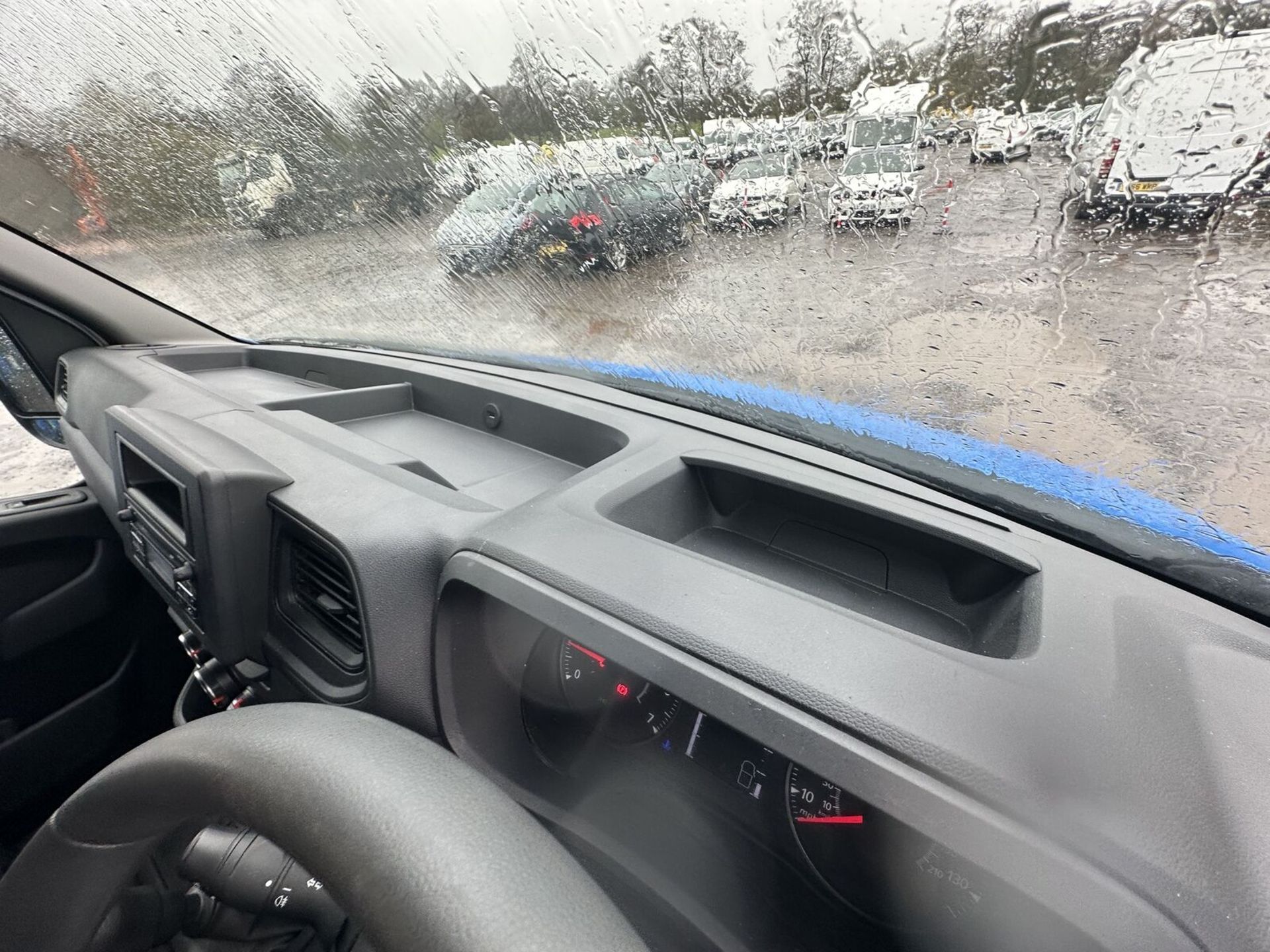 OPPORTUNITY KNOCKS: 72 PLATE RENAULT MASTER LOW LOADER, BUSINESS BLUE, READY TO ROLL - Image 8 of 15