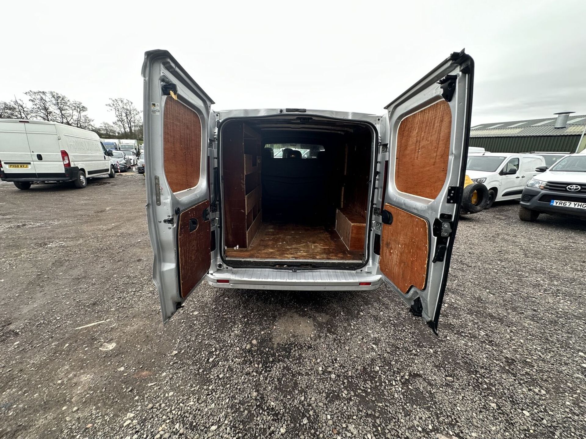 EFFICIENT HAULER: VAUXHALL VIVARO SPORTIVE CREW CAB, NEEDS GEARBOX >>--NO VAT ON HAMMER--<< - Image 18 of 18