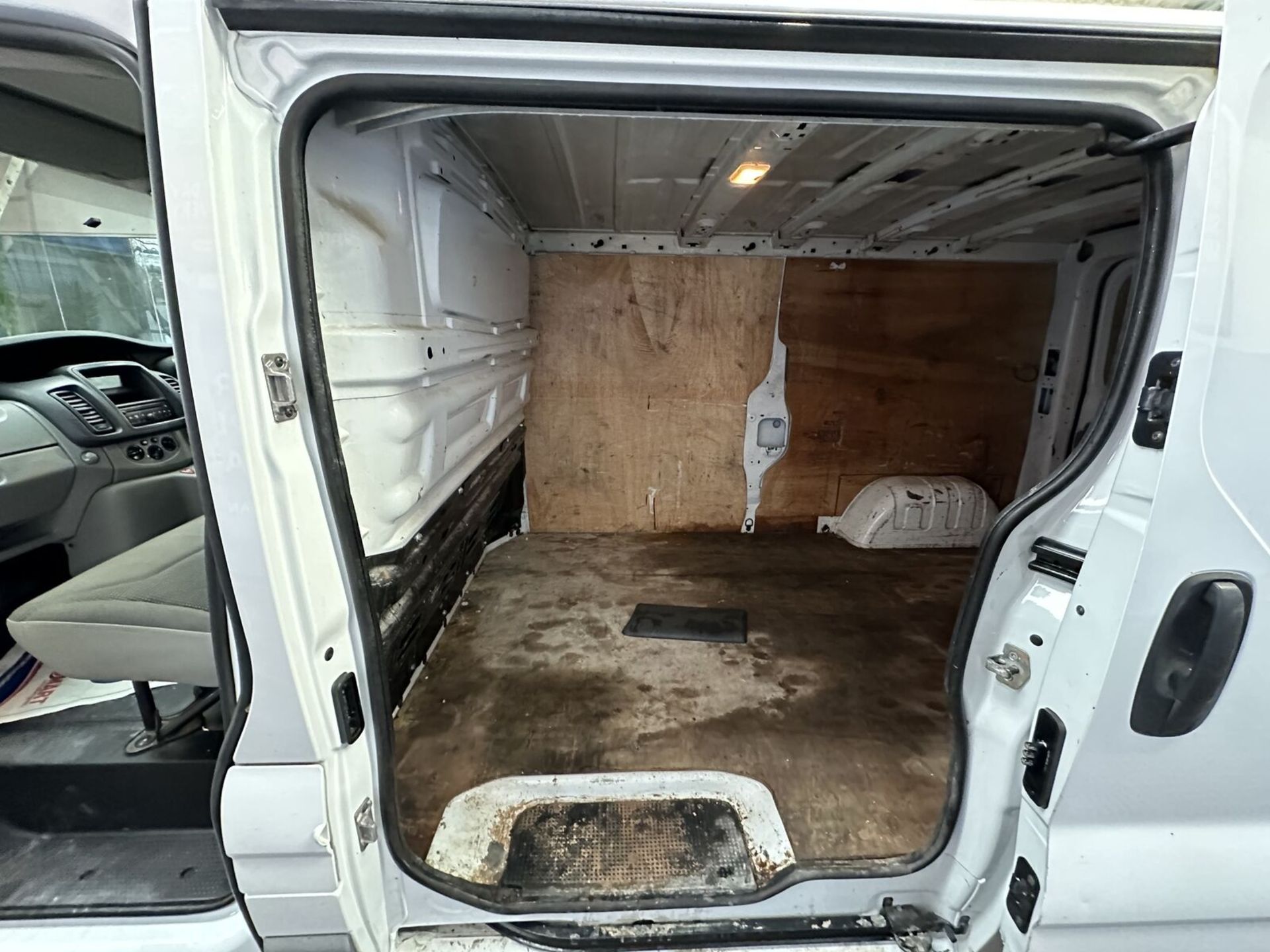 DECENT CONDITION DEAL: VAUXHALL VIVARO SPARES OR REPAIRS >>--NO VAT ON HAMMER--<< - Image 8 of 14