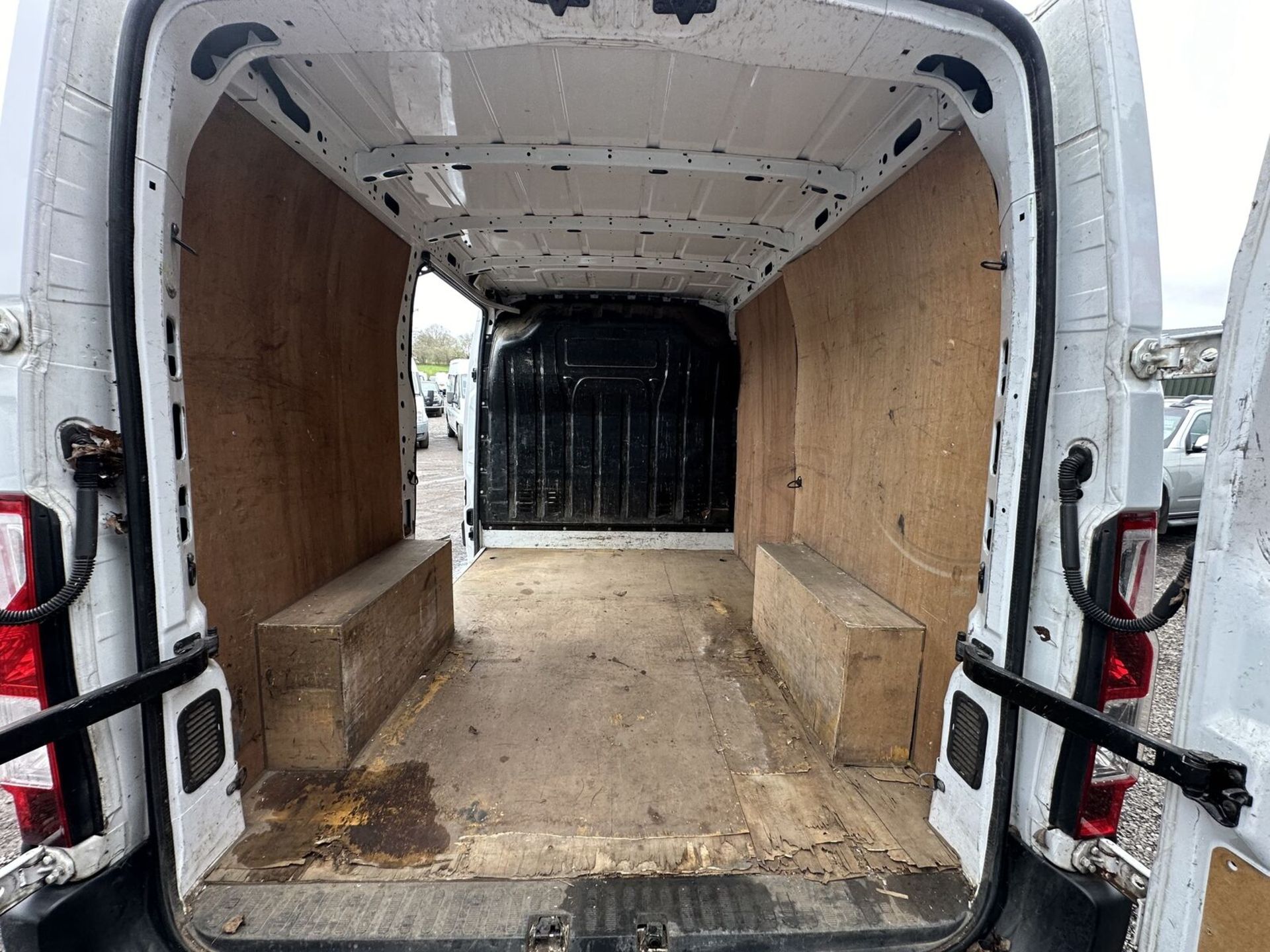 RESILIENT RUNNER: RENAULT MASTER BUSINESS EDITION, NON-RUNNER >>--NO VAT ON HAMMER--<< - Image 11 of 15