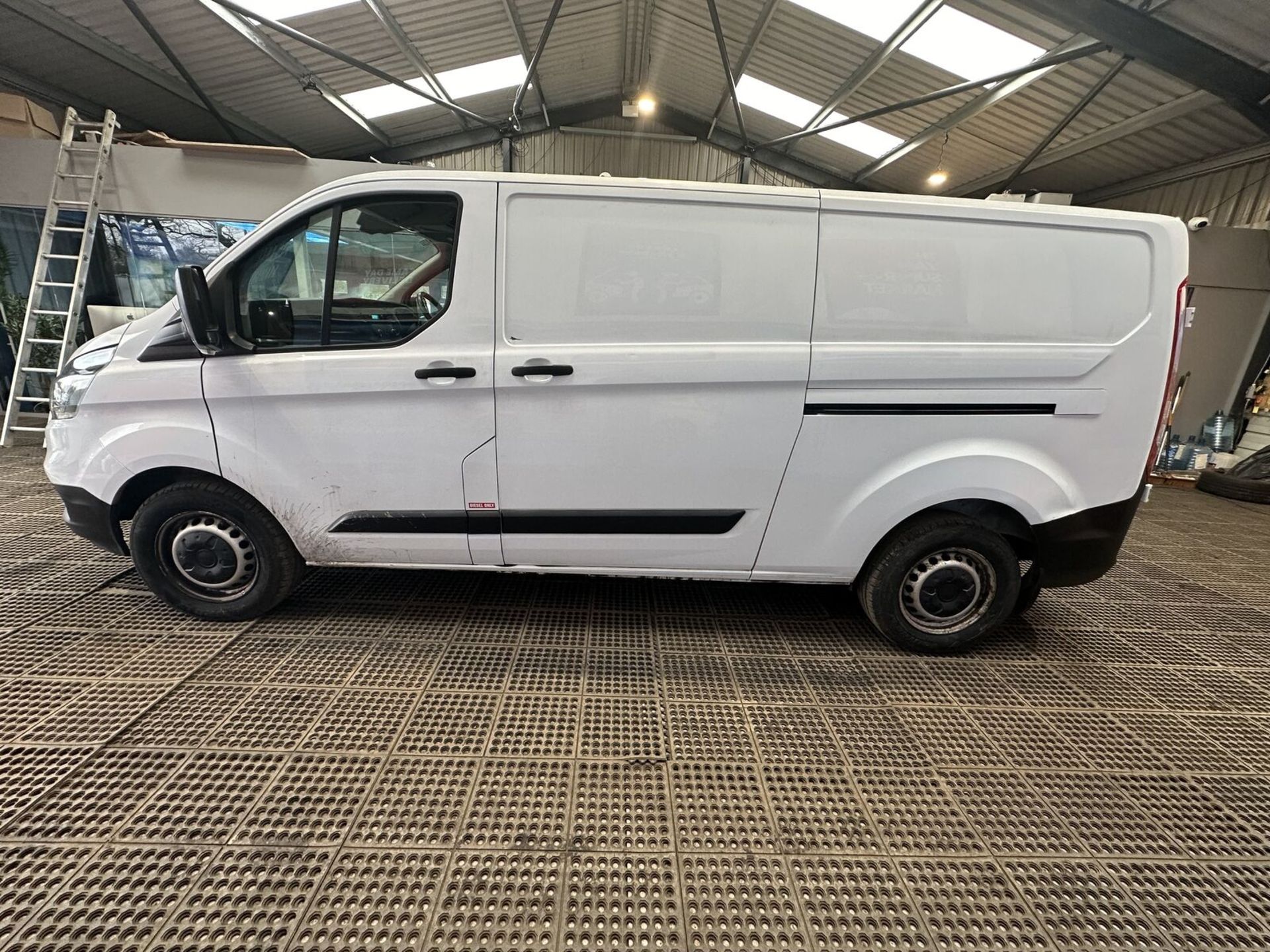 YOUR RELIABLE PARTNER: 2019 FORD TRANSIT CUSTOM - FULL FEATURES, FULL CONFIDENCE - Image 3 of 11