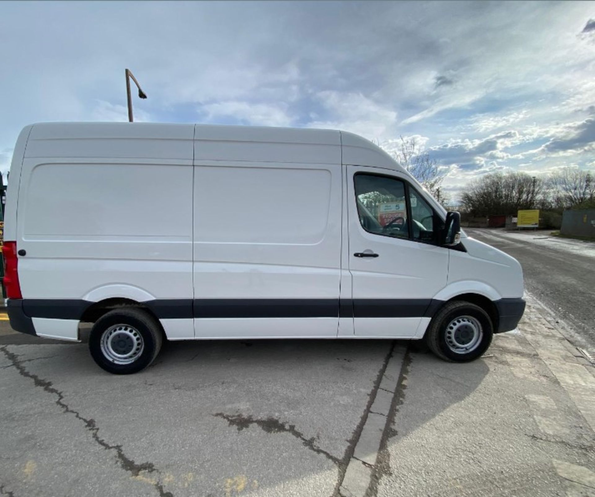 ADVENTURE-READY: 2016 VW CRAFTER EURO6 DIESEL CAMPER >>--NO VAT ON HAMMER--<< - Bild 2 aus 16