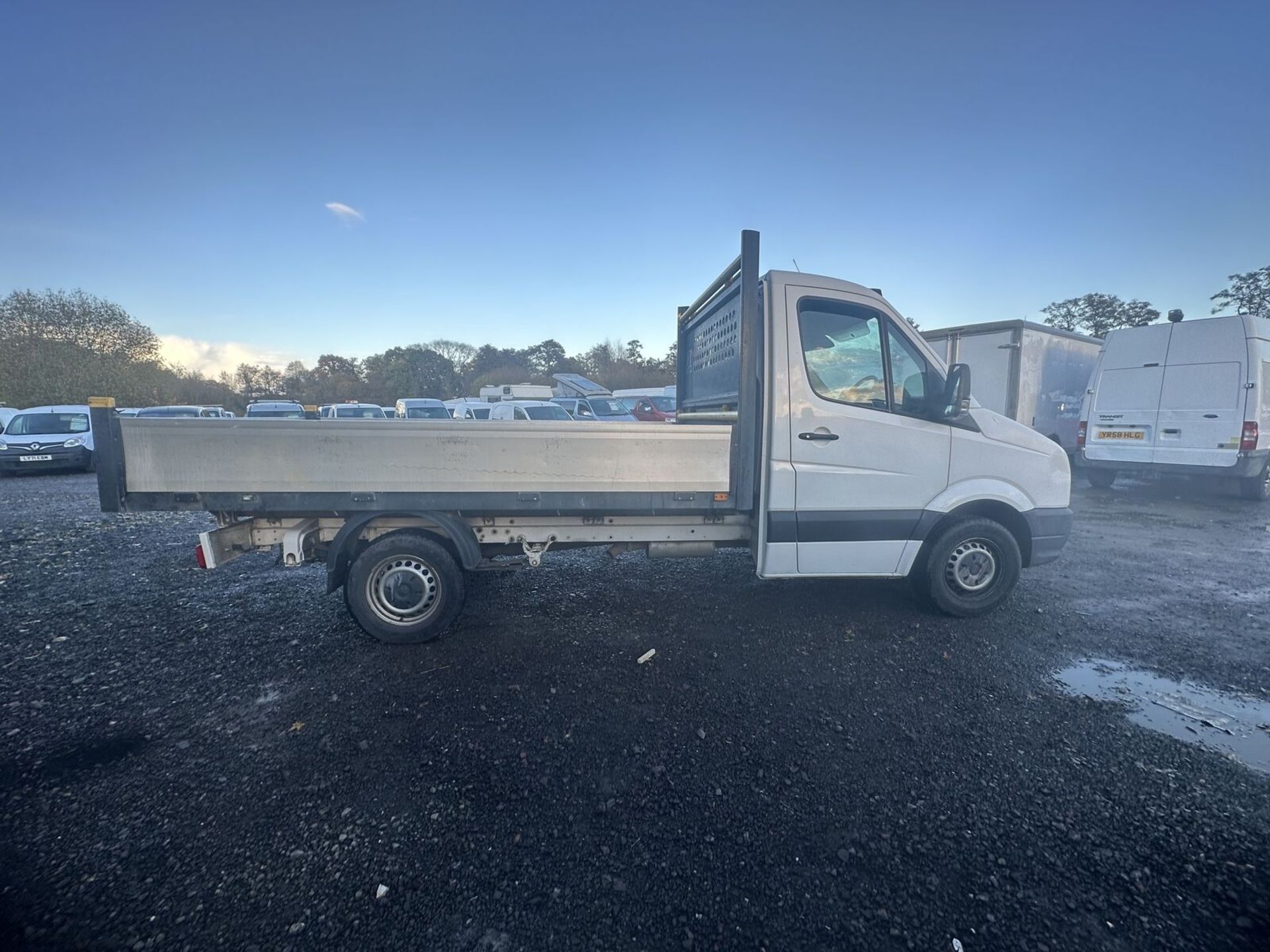 EFFICIENT VW CRAFTER CR35 FLATBED: LOW MILEAGE, PRISTINE CONDITION >>--NO VAT ON HAMMER--<< - Image 2 of 15