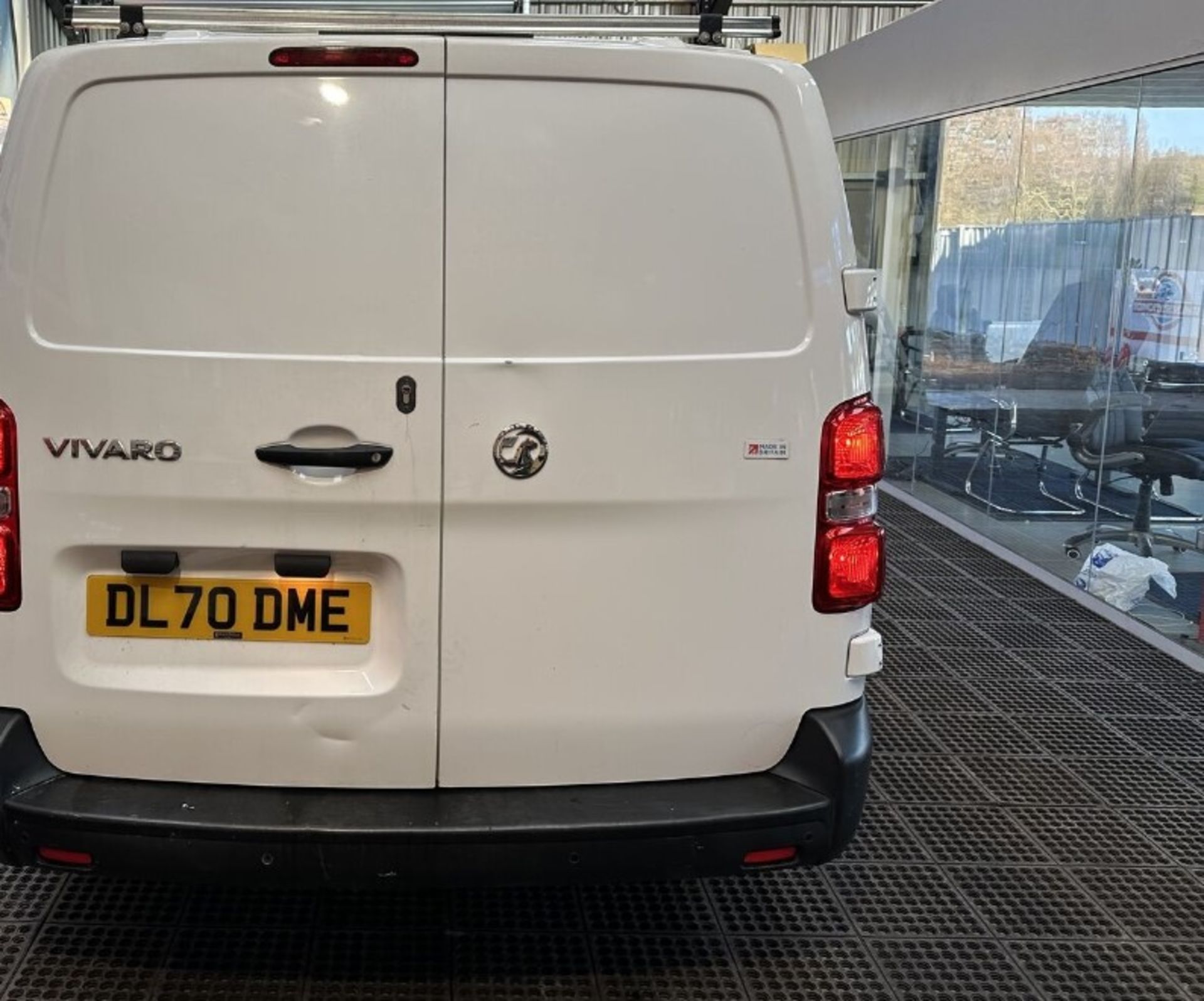 EFFICIENT COMMUTER: 70 PLATE VAUXHALL VIVARO TRAFIC PANEL VAN - Image 4 of 15