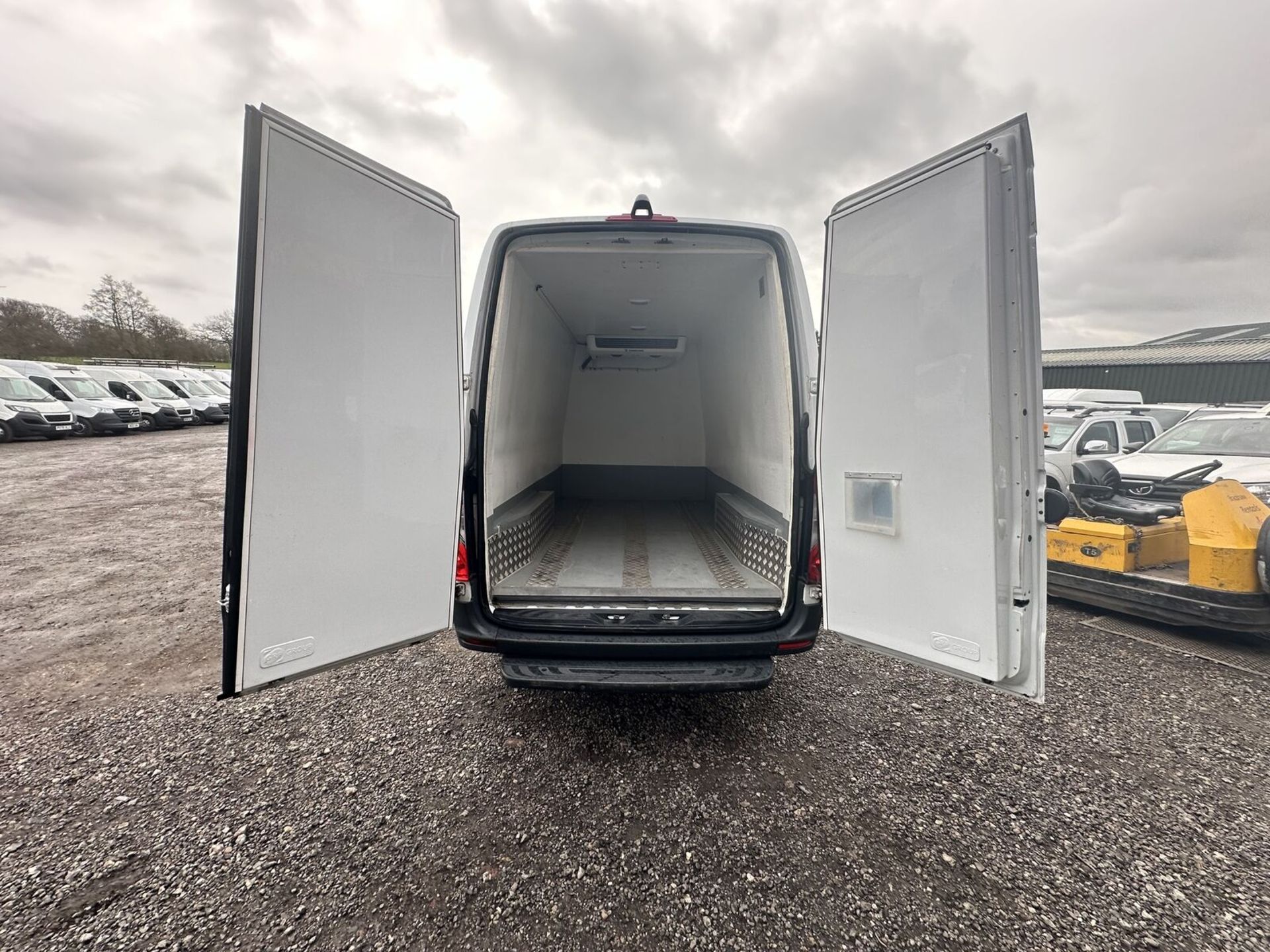 COOL CARGO CRUISER: 2021 SPRINTER 317CDI - FRIDGE VAN, EURO 6, FULL SERVICE - Image 11 of 12