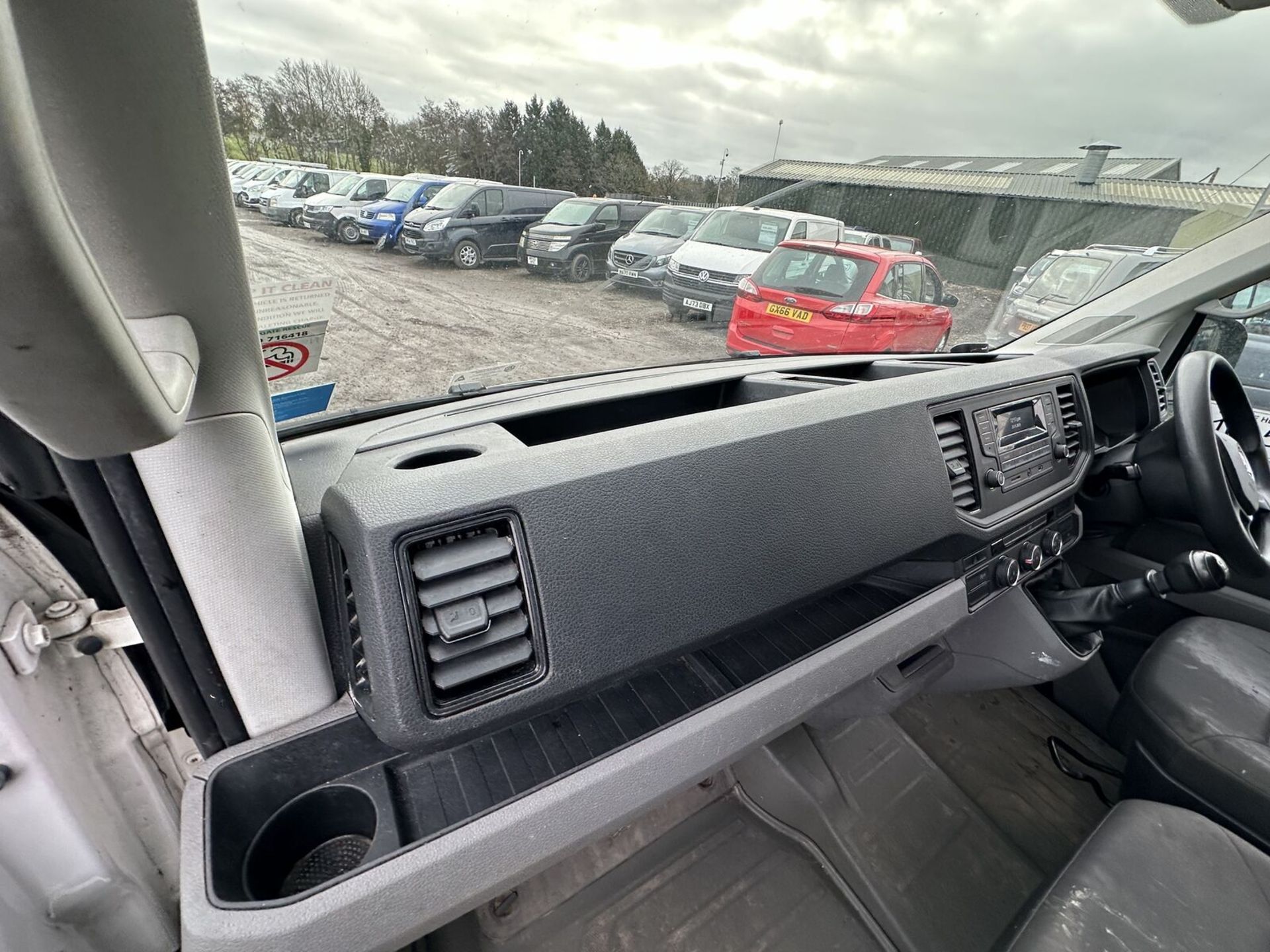 2018 VOLKSWAGEN CRAFTER CR35 LWB: EFFICIENT DIESEL LUTON VAN - Image 6 of 17