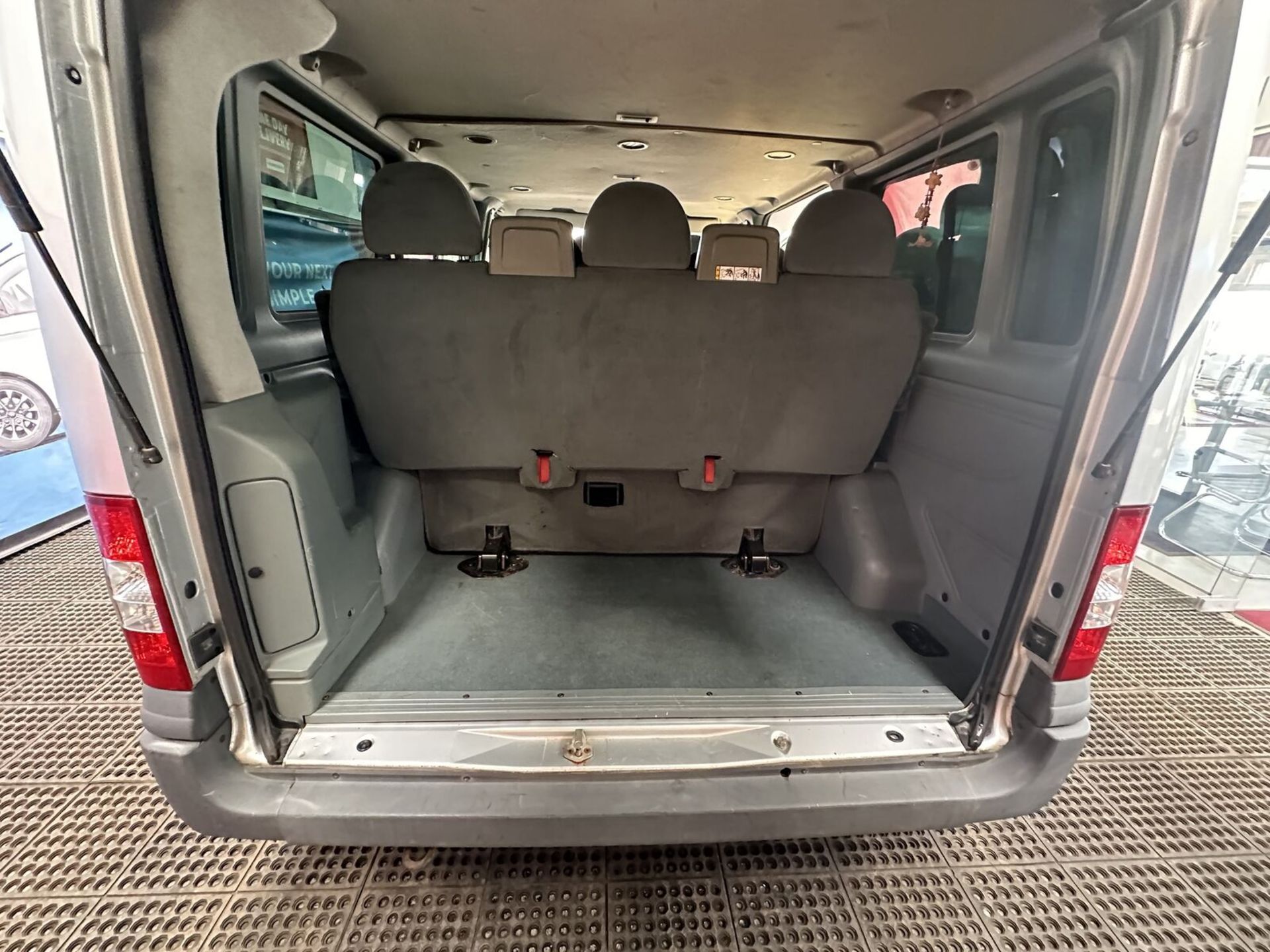 VERSATILE TRAVEL COMPANION: FORD TRANSIT TOURNEO 9 SEATER MINIBUS SILVER >>--NO VAT ON HAMMER--<< - Image 7 of 10