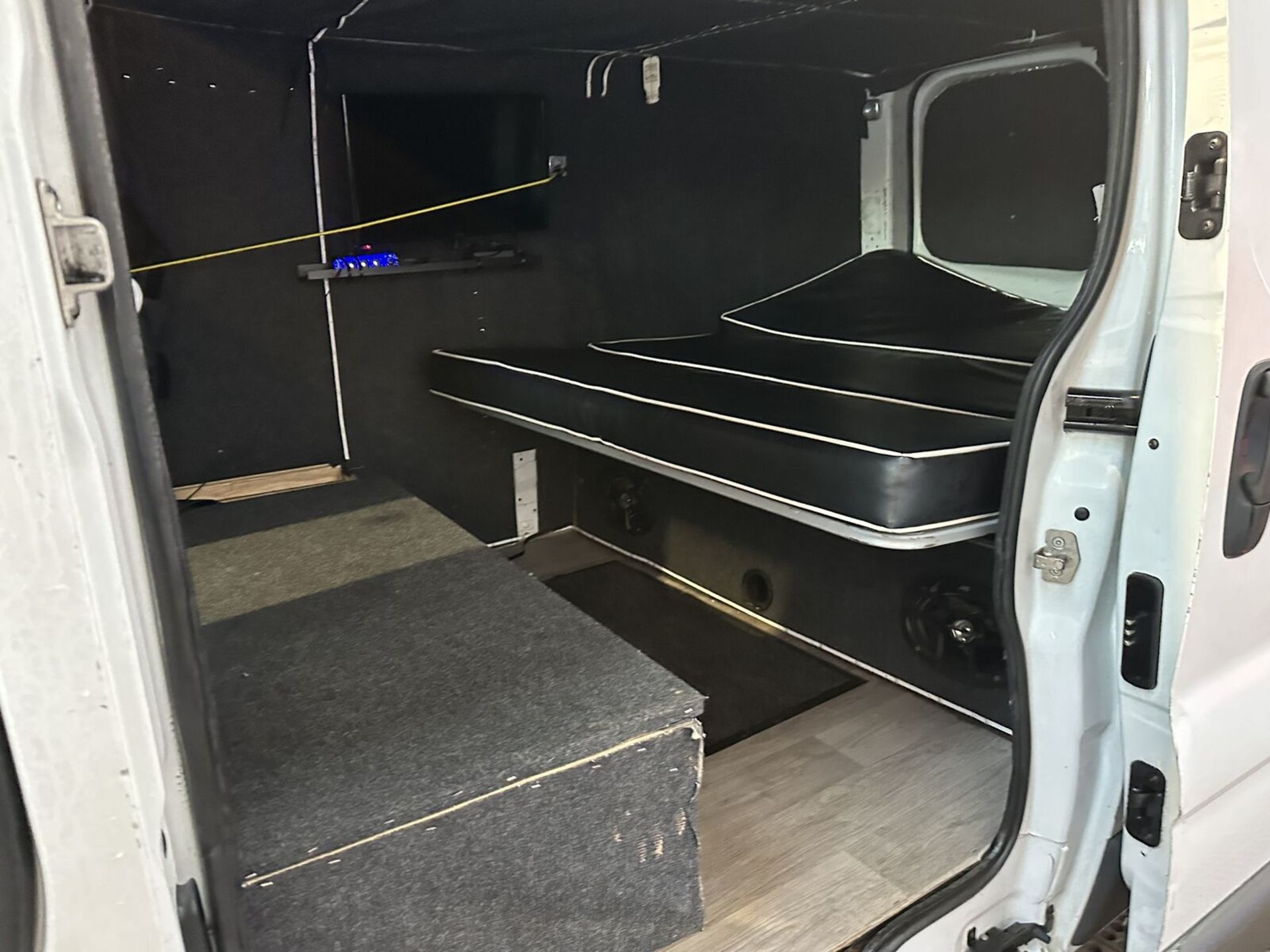 EXPLORE IN STYLE: 2009 RENAULT TRAFIC VIVARO LWB CAMPER CONVERSION - Image 6 of 13