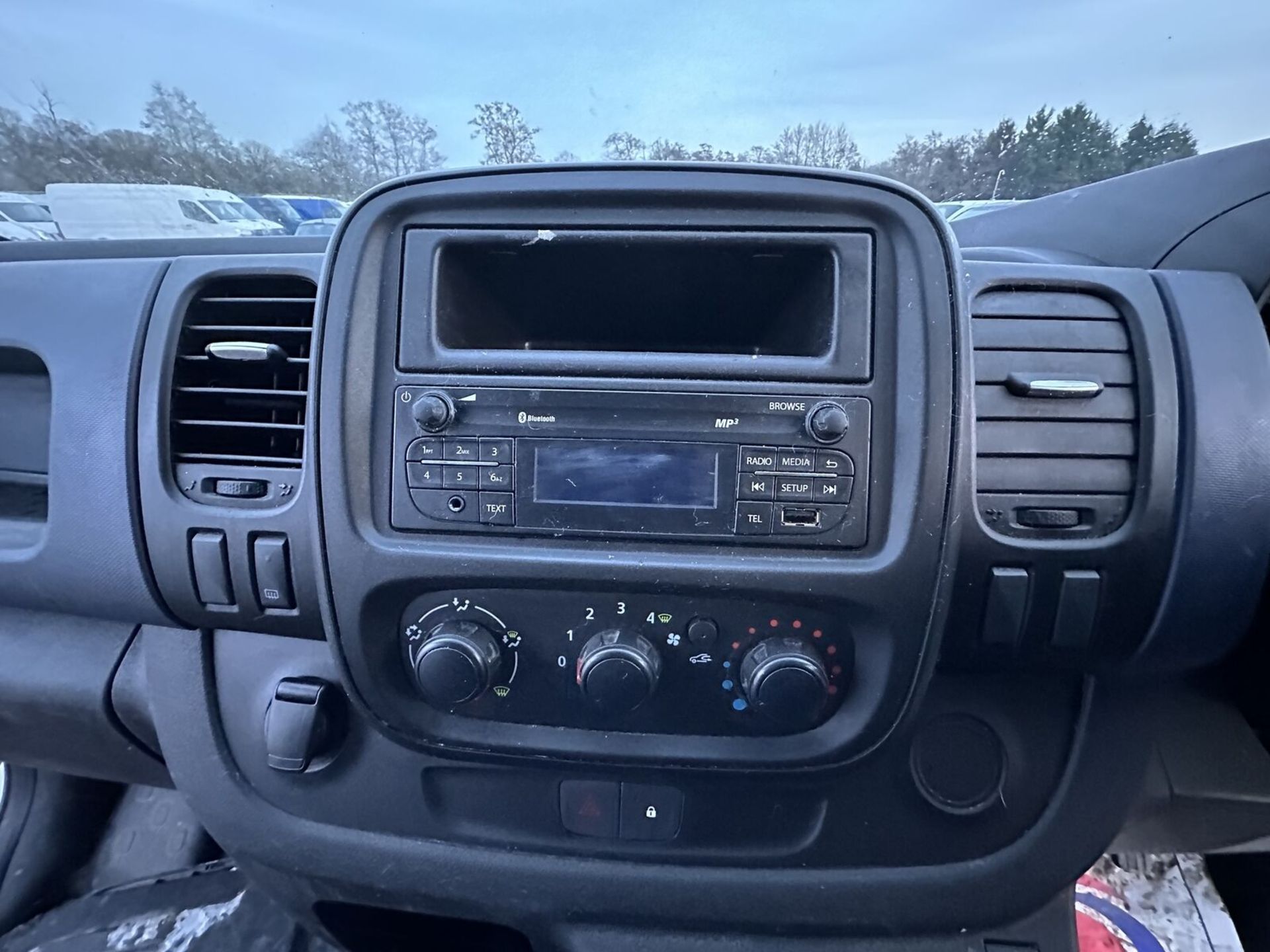 AFFORDABLE REPAIR: VAUXHALL VIVARO WITH POTENTIAL - Image 17 of 21