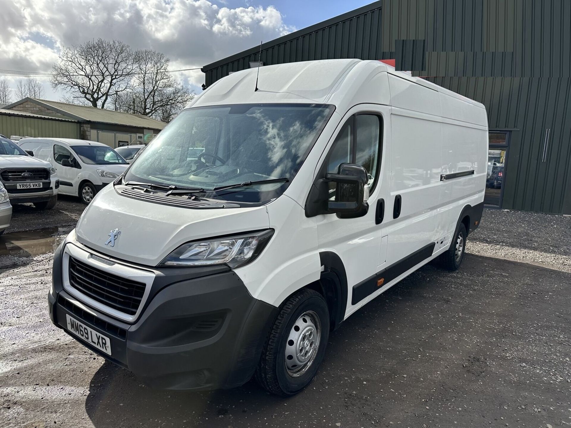 FEATURE-RICH FIXER-UPPER: WHITE PEUGEOT BOXER HDI >>--NO VAT ON HAMMER--<<