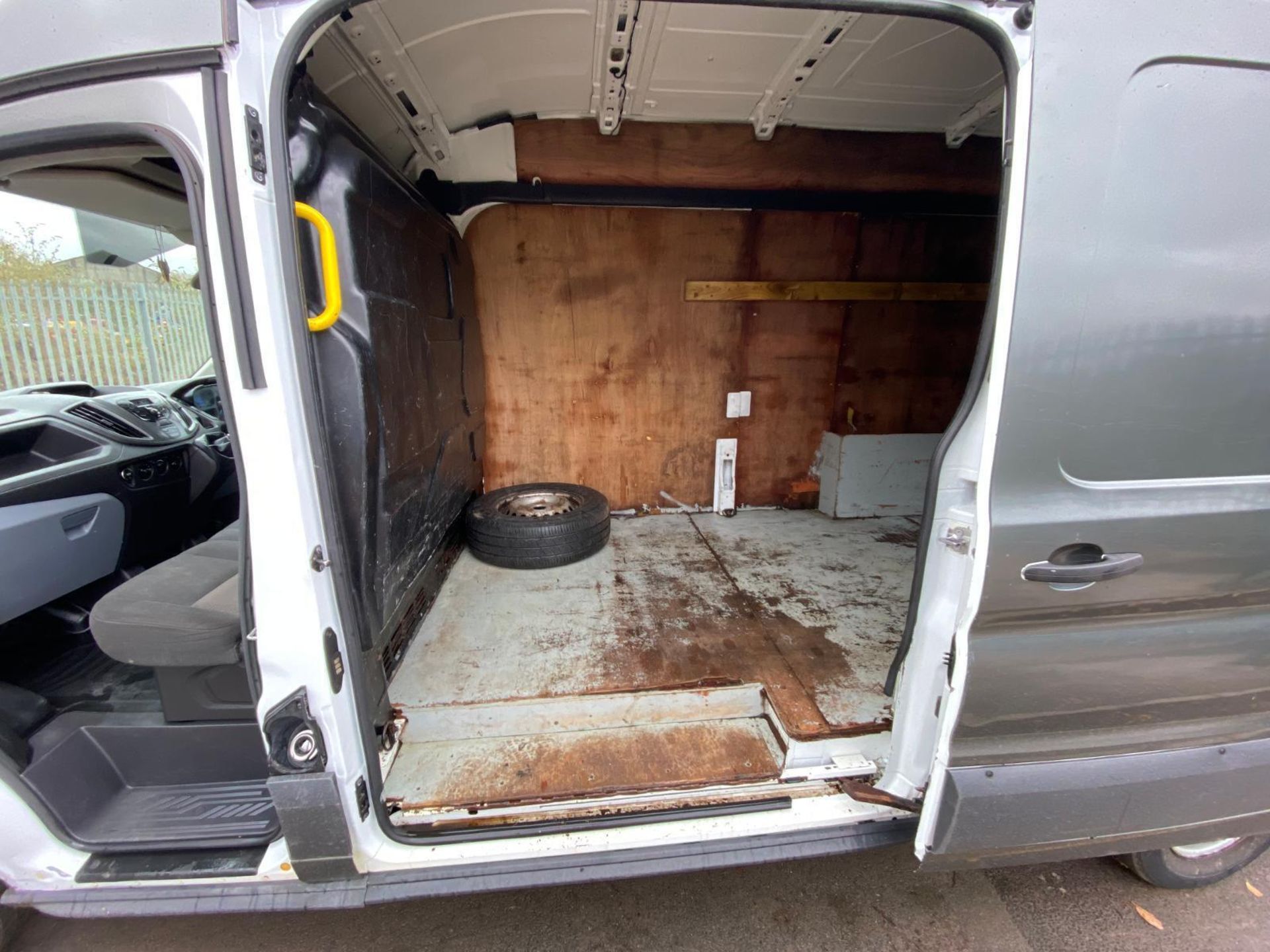 2015 FORD TRANSIT: SPACIOUS HIGH ROOF, 149K MILES, DIESEL >>--NO VAT ON HAMMER--<< - Image 8 of 14