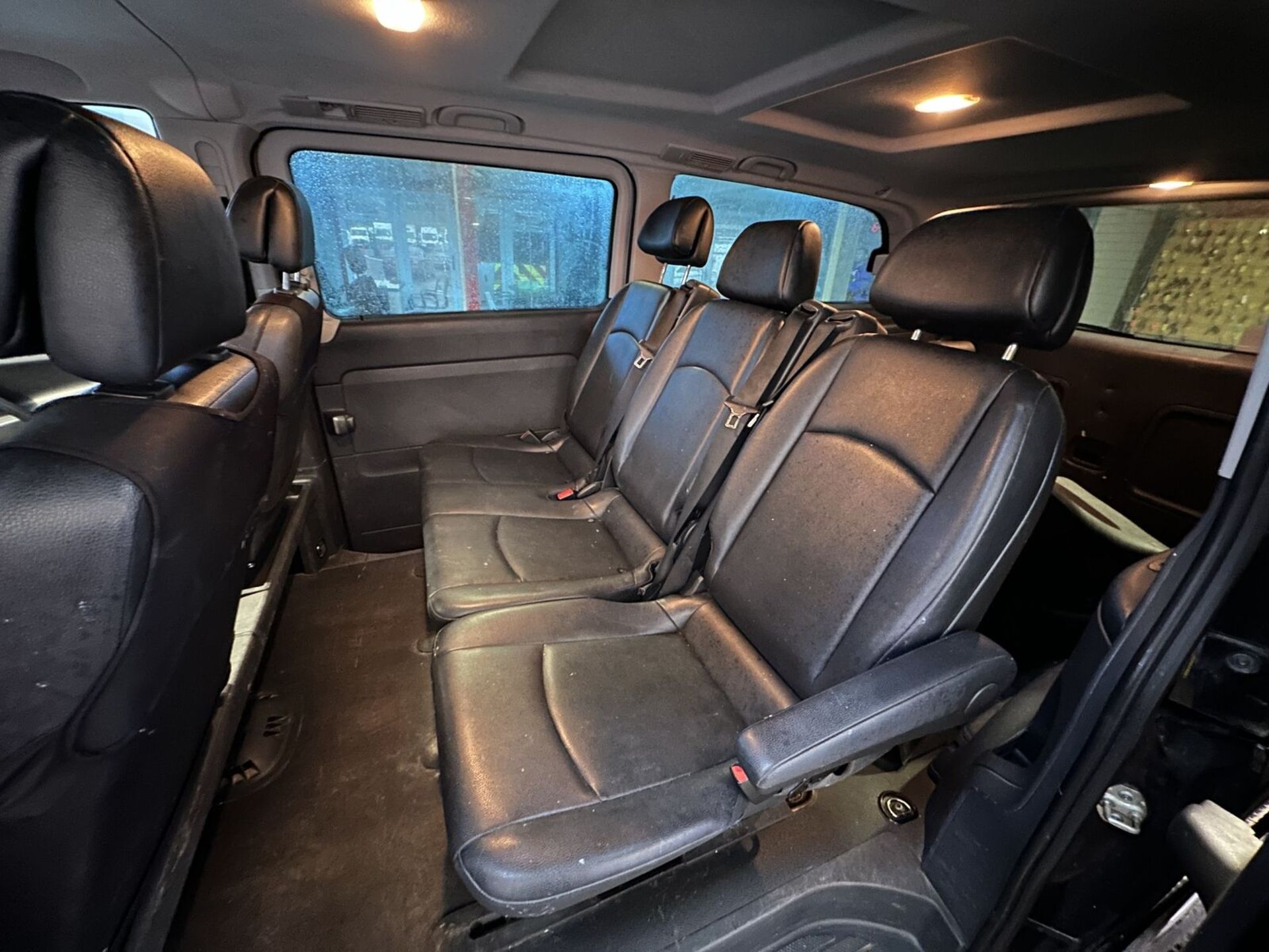 SLEEK SHUTTLE: MERCEDES VITO TRAVELINER FACTORY CREW CAB COMPACT >>--NO VAT ON HAMMER--<< - Image 4 of 11