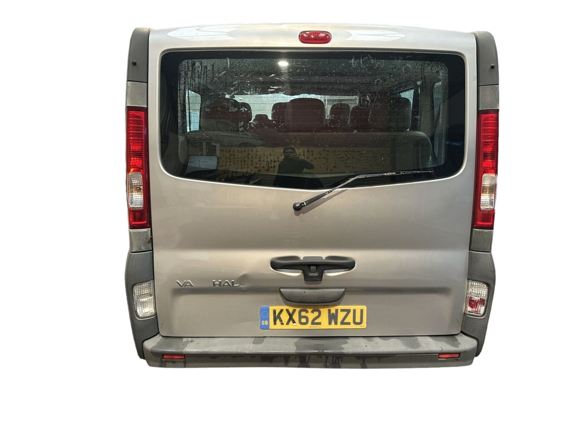 CAMPUS CRUISER: SILVER VAUXHALL VIVARO 2900 COMBI, FACTORY 9-SEATER >>--NO VAT ON HAMMER--<< - Image 4 of 15