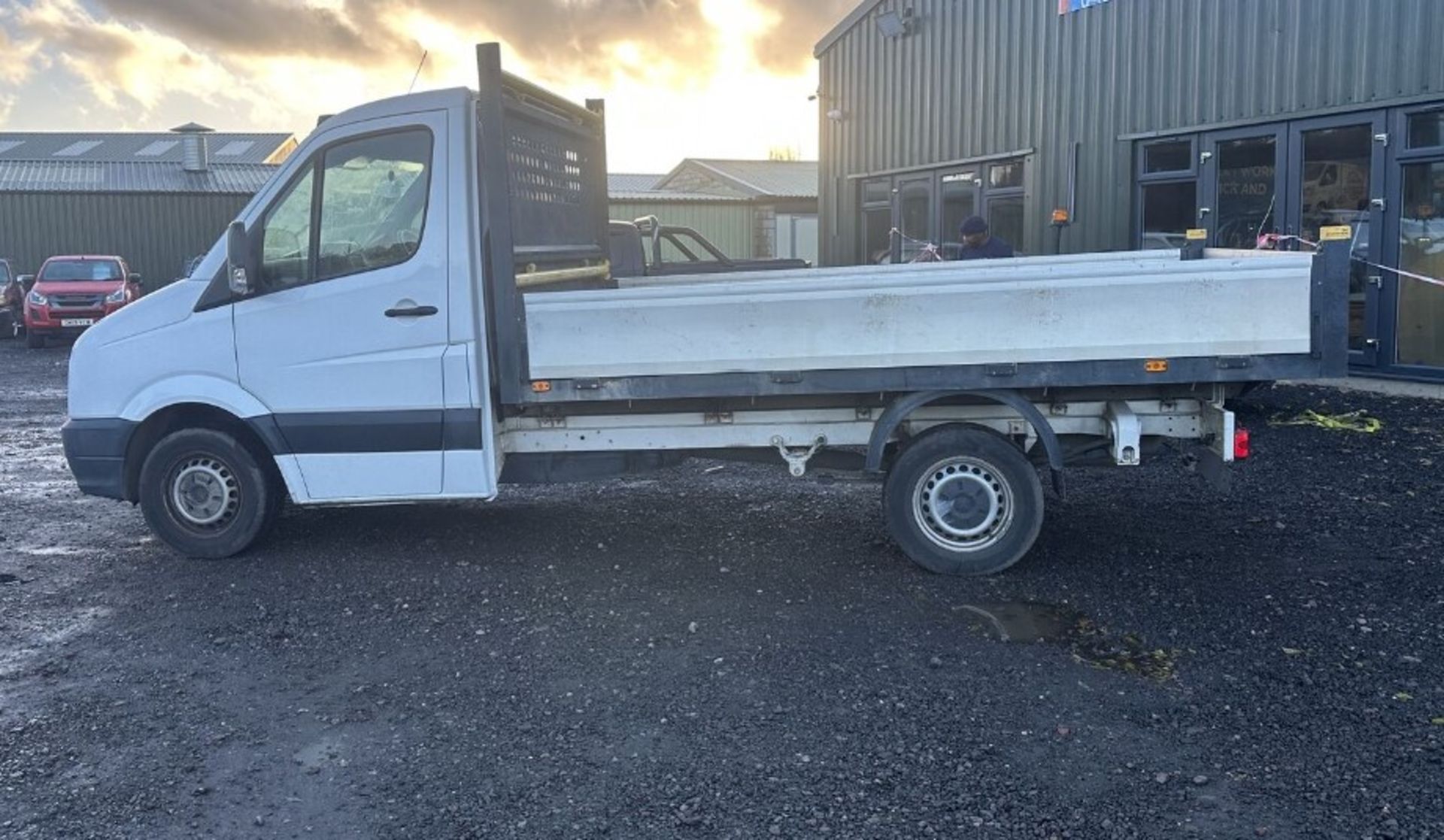 EFFICIENT VW CRAFTER CR35 FLATBED: LOW MILEAGE, PRISTINE CONDITION >>--NO VAT ON HAMMER--<< - Image 14 of 15