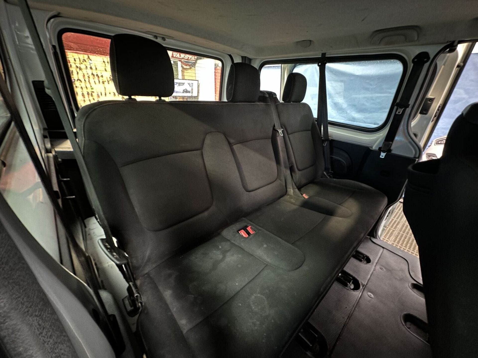 LUXURY ON WHEELS: 67 PLATE RENAULT TRAFIC MINIBUS 9 SEATER >>--NO VAT ON HAMMER--<< - Image 5 of 14