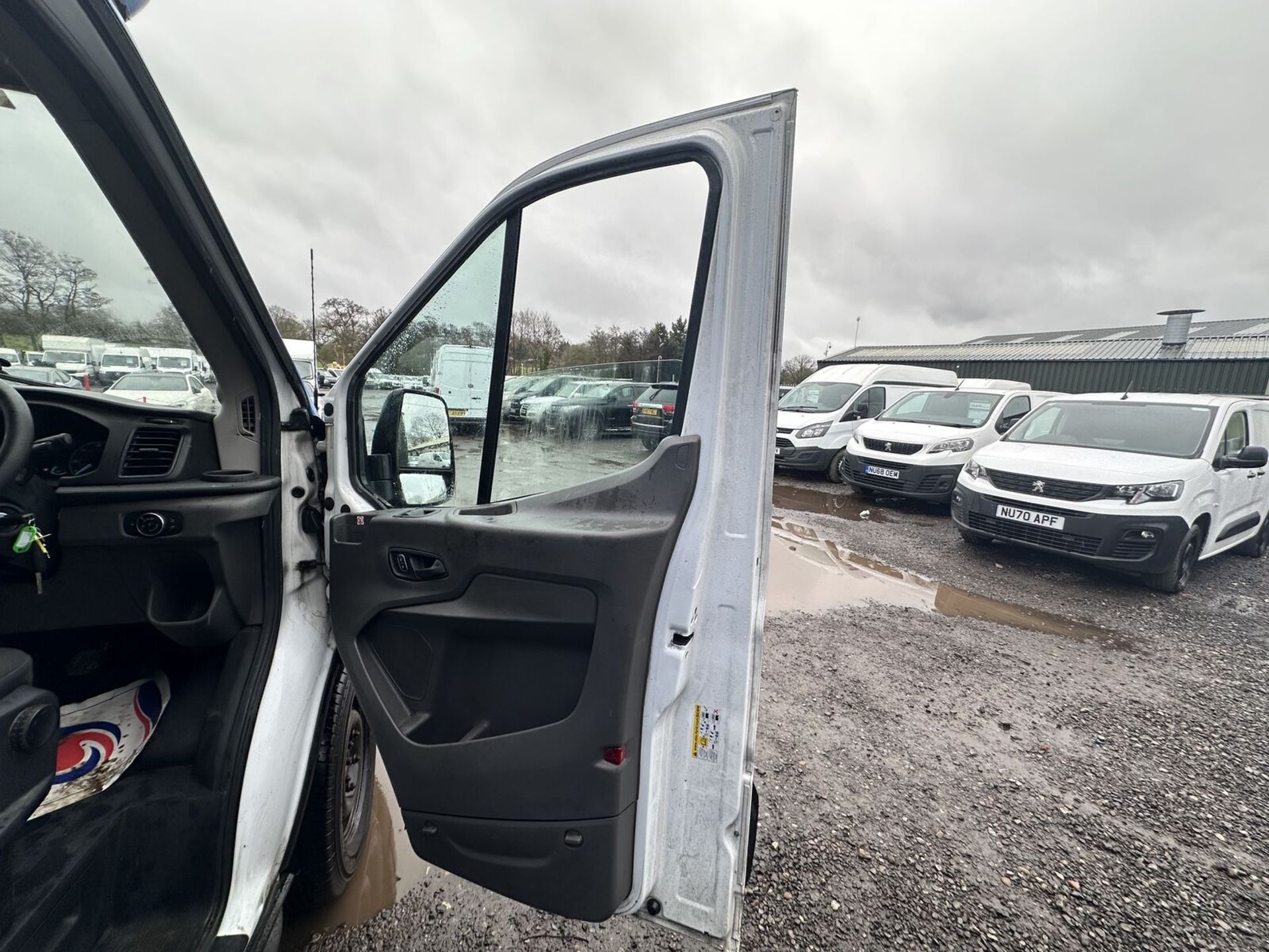 MILEAGE MARVEL: 70 PLATE FORD TRANSIT LOW LOADER, ULEZ COMPLIANT, GREAT VALUE - Image 6 of 13