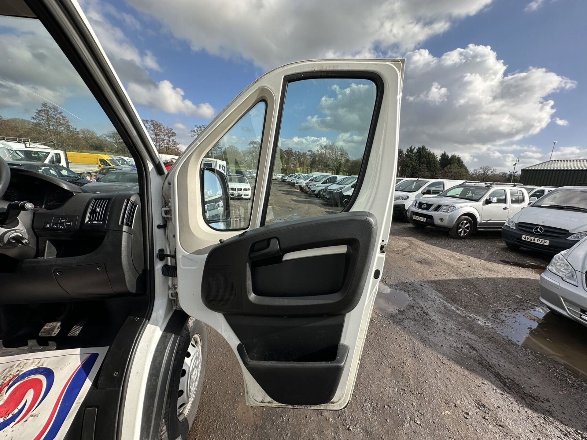 FEATURE-RICH FIXER-UPPER: WHITE PEUGEOT BOXER HDI >>--NO VAT ON HAMMER--<< - Image 6 of 19