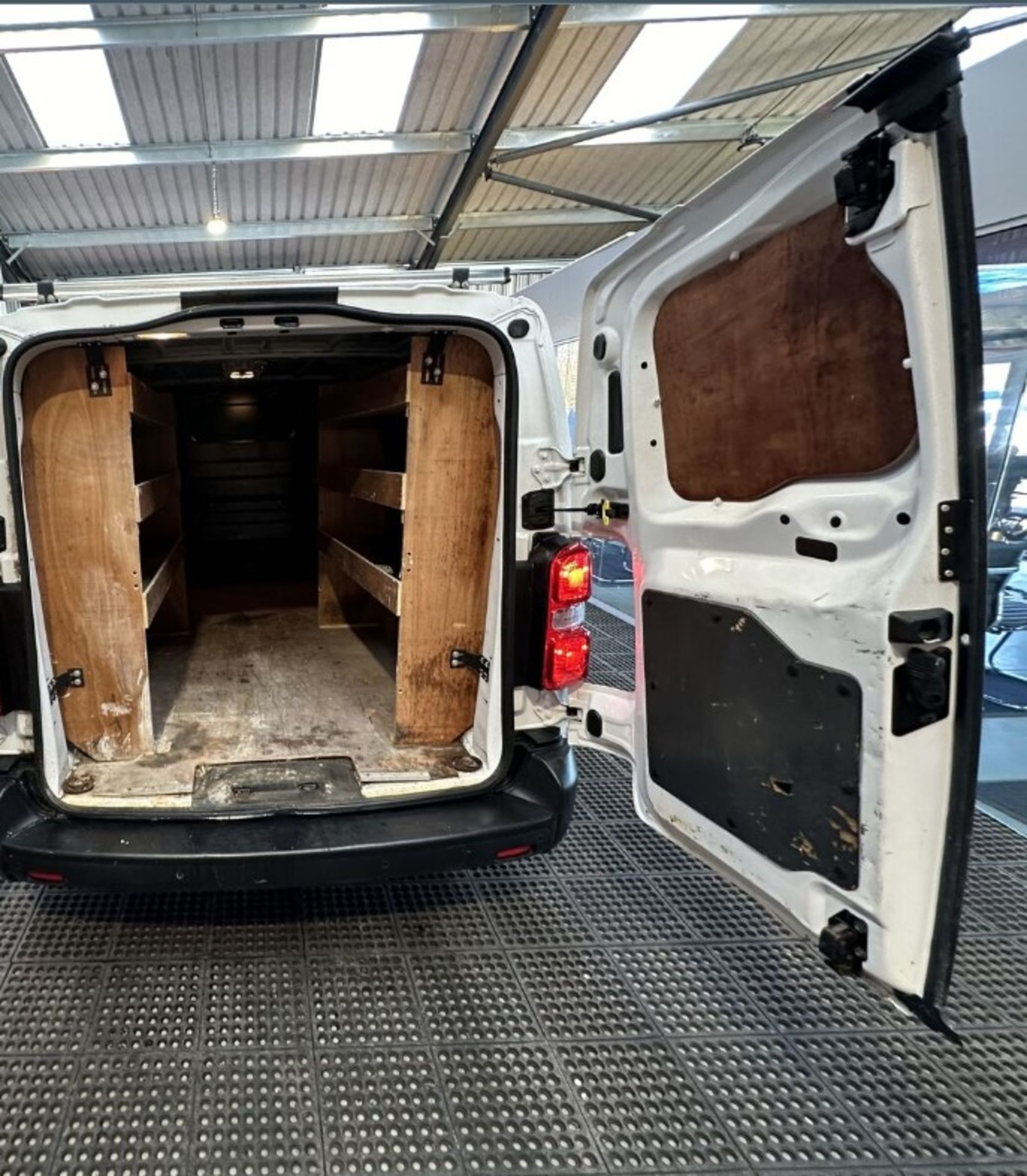 EFFICIENT COMMUTER: 70 PLATE VAUXHALL VIVARO TRAFIC PANEL VAN - Image 12 of 15