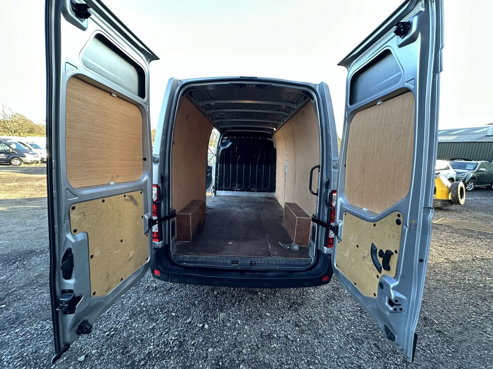 EFFICIENT & STYLISH: 70 PLATE VAUXHALL MOVANO MASTER SILVER PANEL VAN >>--NO VAT ON HAMMER--<< - Image 16 of 19