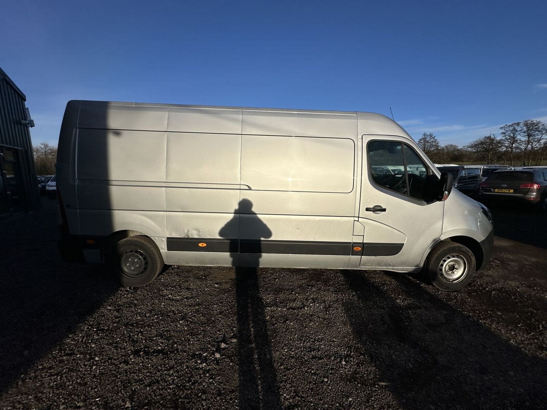 EFFICIENT & STYLISH: 70 PLATE VAUXHALL MOVANO MASTER SILVER PANEL VAN >>--NO VAT ON HAMMER--<< - Image 3 of 19