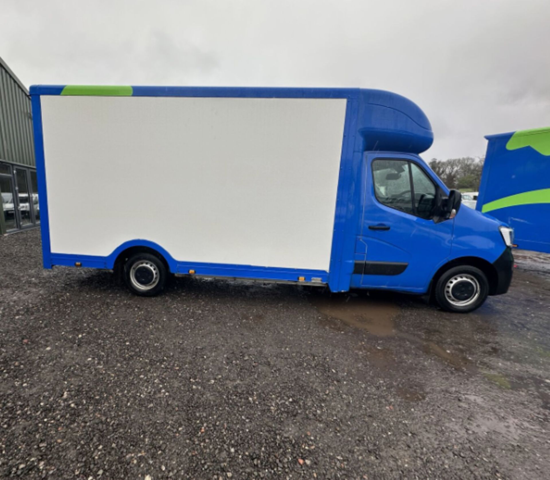OPPORTUNITY KNOCKS: 72 PLATE RENAULT MASTER LOW LOADER, BUSINESS BLUE, READY TO ROLL