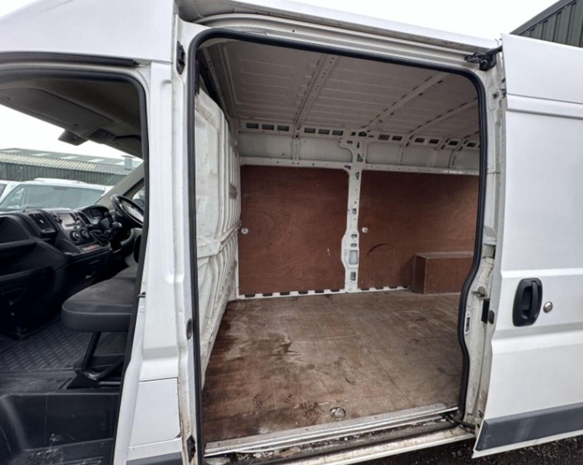 FIXER-UPPER ALERT! 2016 PEUGEOT BOXER PROFESSIONAL >>--NO VAT ON HAMMER--<< - Image 4 of 17