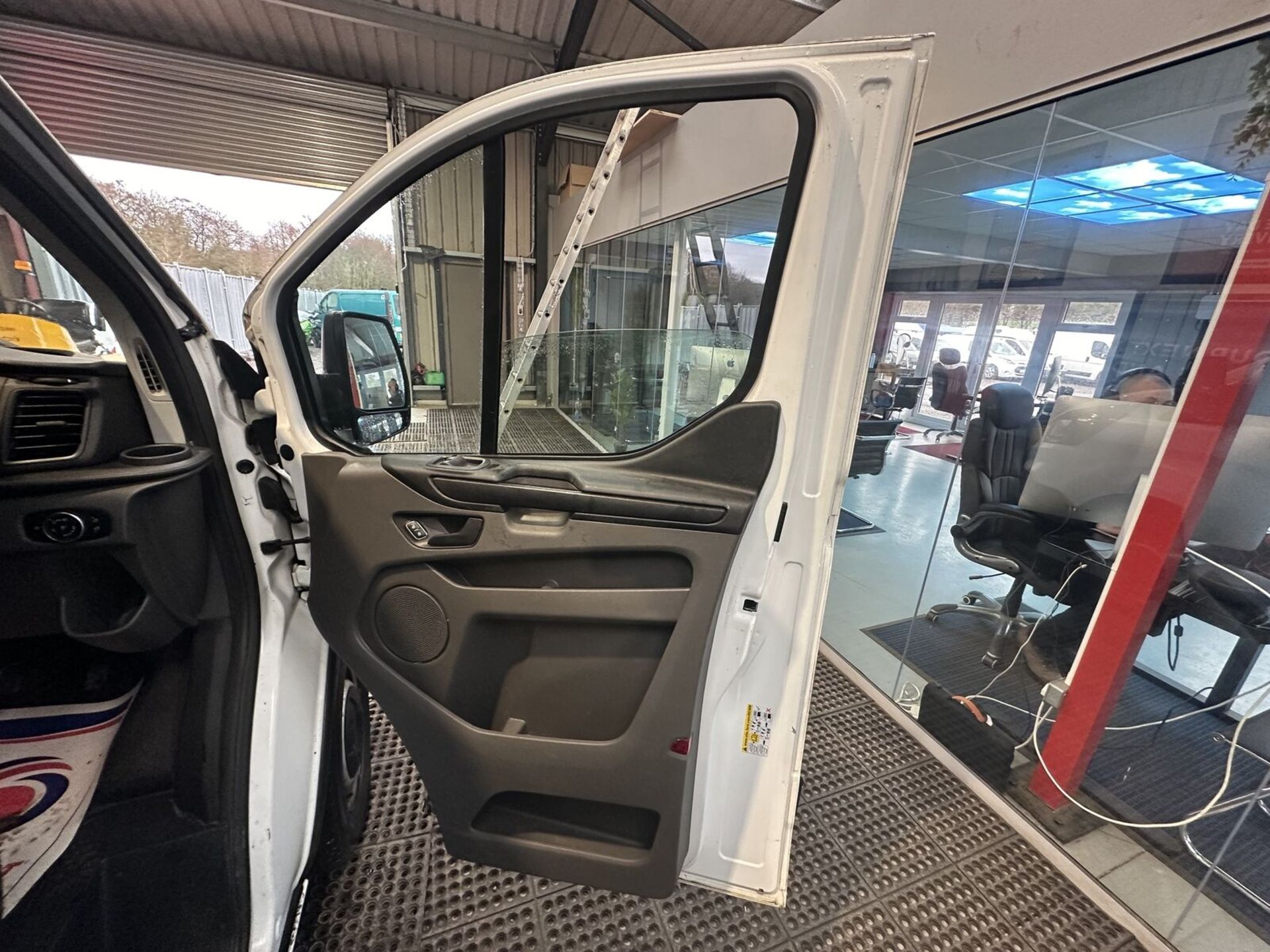 FORD TRANSIT CUSTOM: MILEAGE WITH A STORY, SERVICE WITH A SMILE - Image 14 of 15