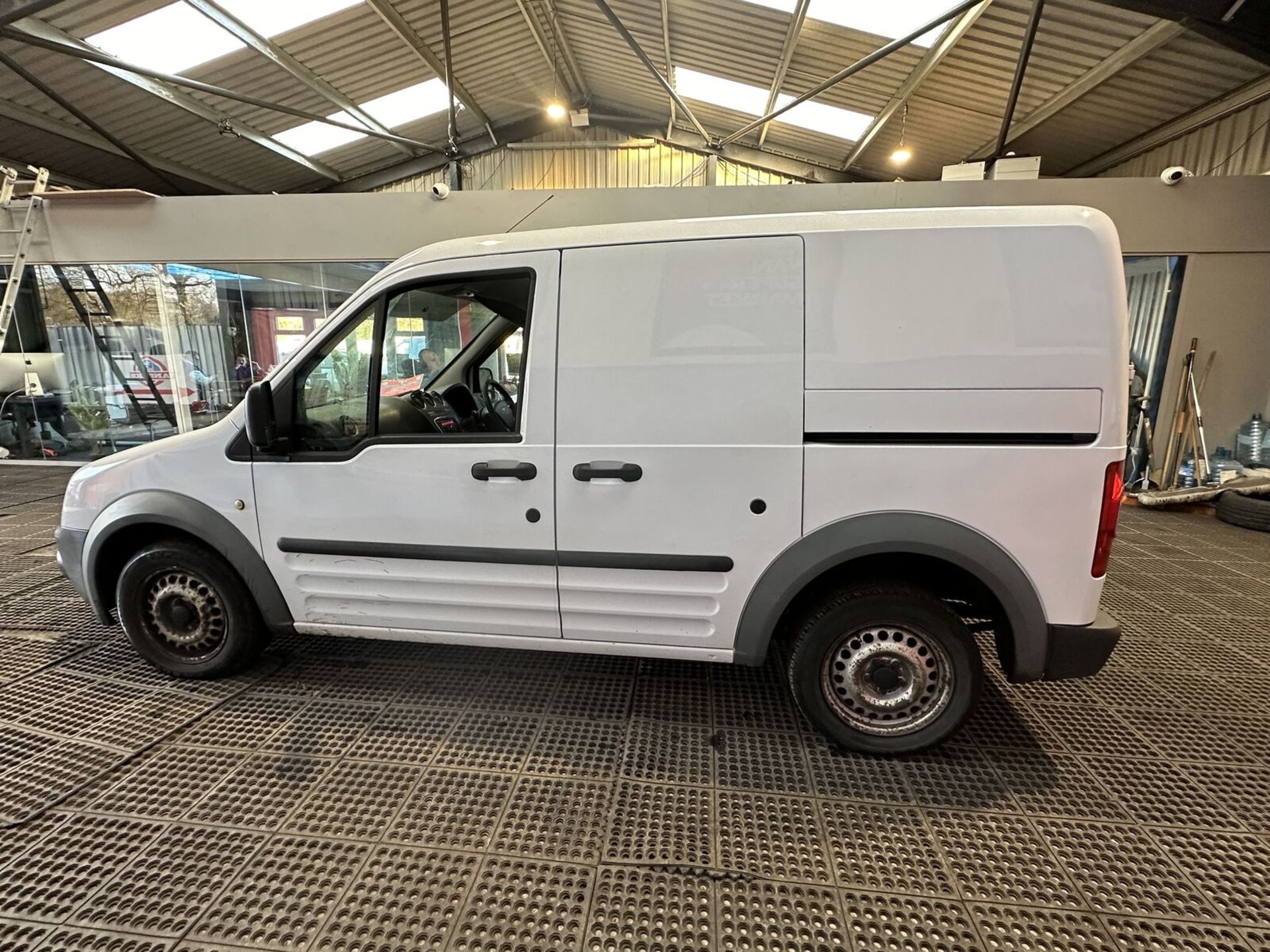 WORK VAN WONDER: FORD TRANSIT CONNECT 200 SWB DIESEL >>--NO VAT ON HAMMER--<< - Image 4 of 15