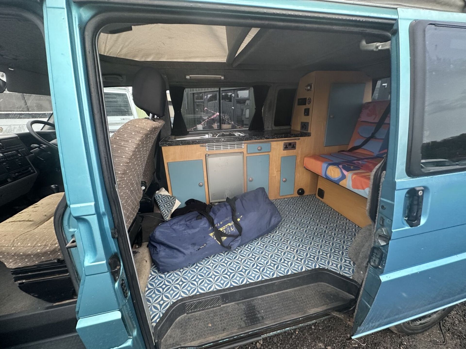 VINTAGE ADVENTURE: 1995 VW TRANSPORTER T4 POP TOP CAMPER >>--NO VAT ON HAMMER--<< - Image 15 of 17