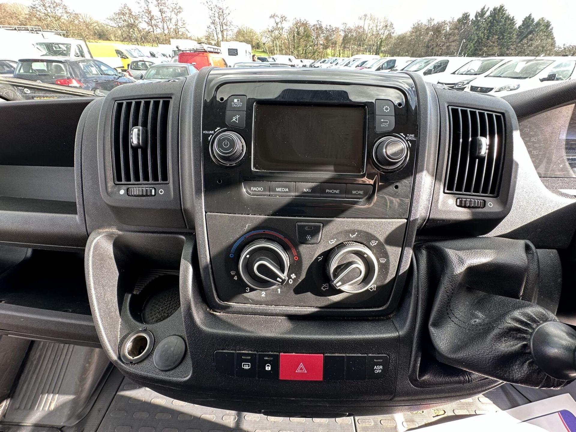 FEATURE-RICH FIXER-UPPER: WHITE PEUGEOT BOXER HDI >>--NO VAT ON HAMMER--<< - Image 11 of 19