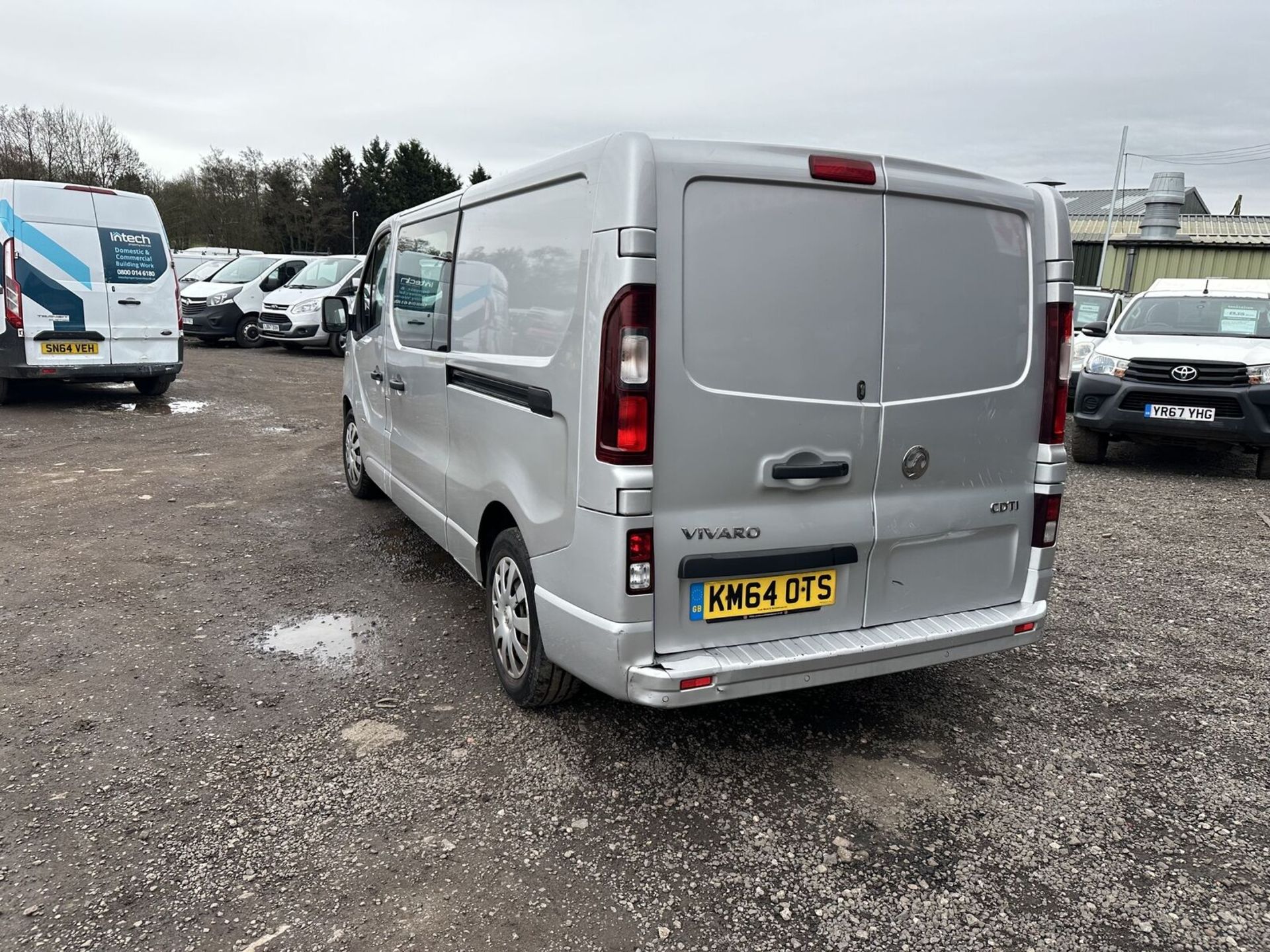 EFFICIENT HAULER: VAUXHALL VIVARO SPORTIVE CREW CAB, NEEDS GEARBOX >>--NO VAT ON HAMMER--<< - Image 3 of 18