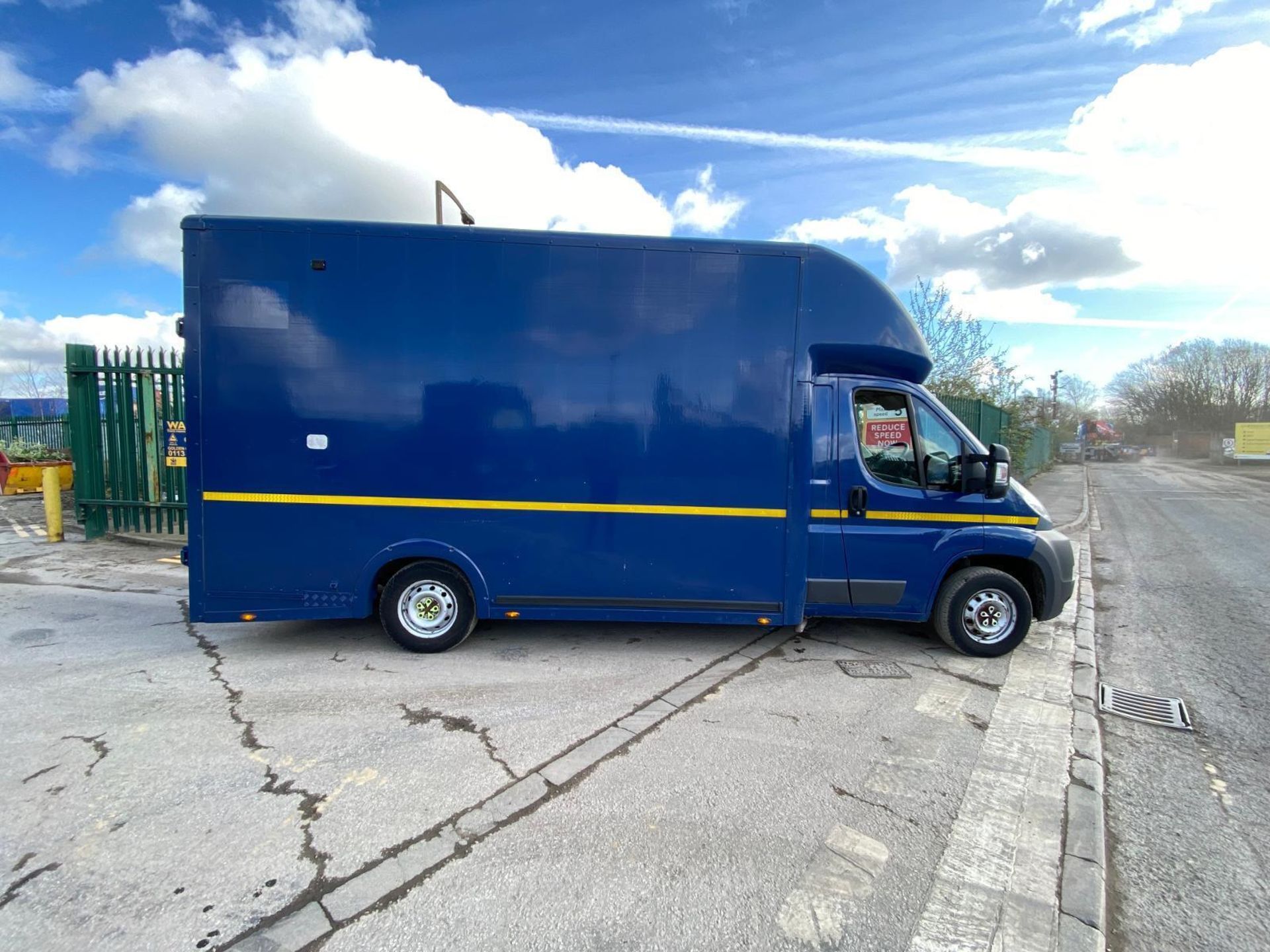 MAXIMIZE YOUR LOAD: 2014 PEUGEOT BOXER DIESEL LUTON >>--NO VAT ON HAMMER--<< - Image 2 of 13