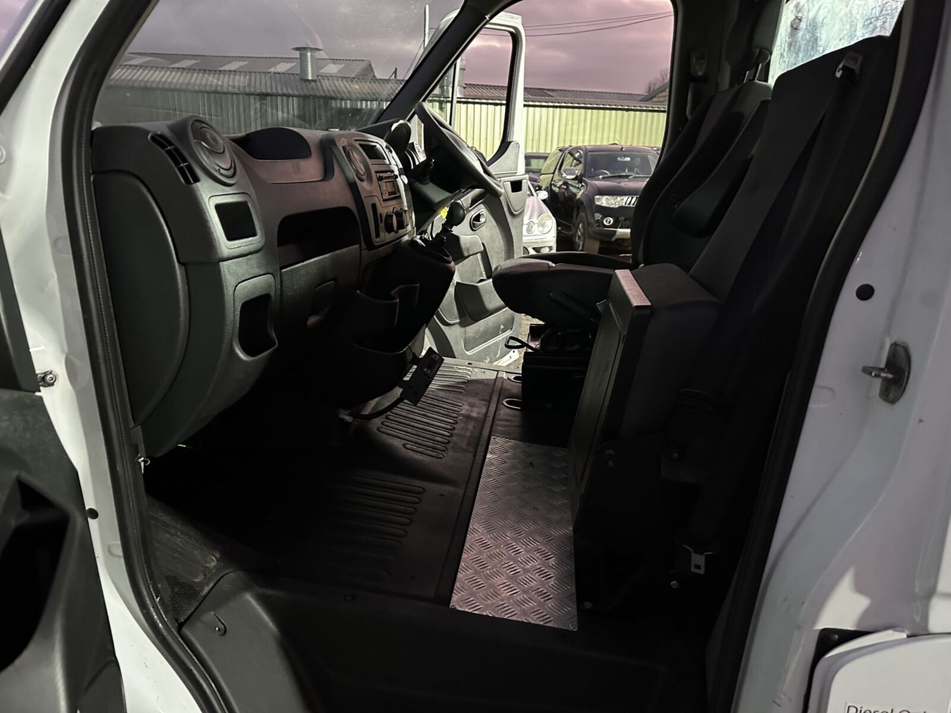 >>--NO VAT ON HAMMER--<< 2019 RENAULT MASTER RECOVERY TRUCK, AMS ALLOY BODY - Image 7 of 11
