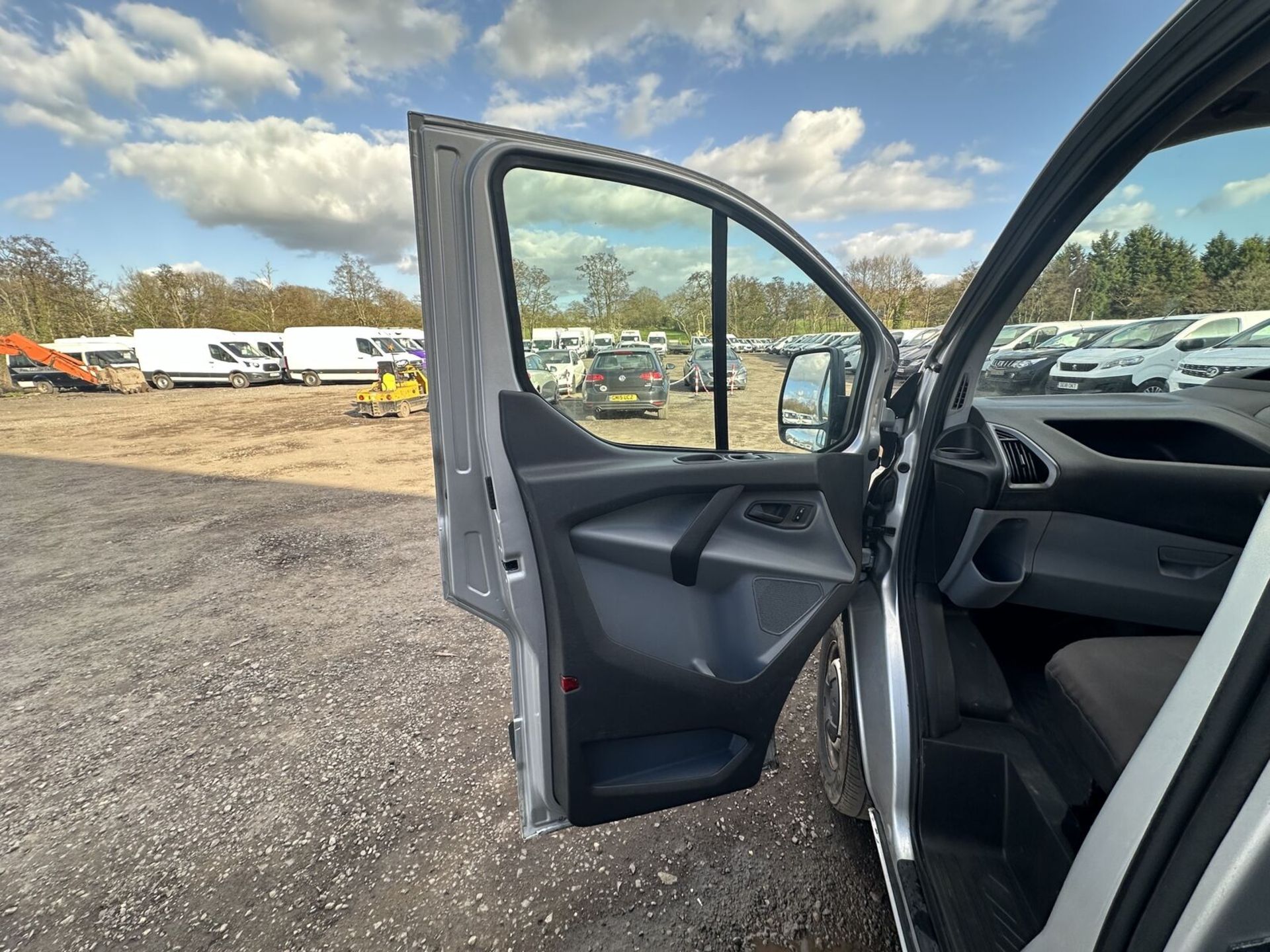 VAN VANTAGE: FORD TRANSIT CUSTOM DIESEL, SPARES OR REPAIRS - Image 9 of 15