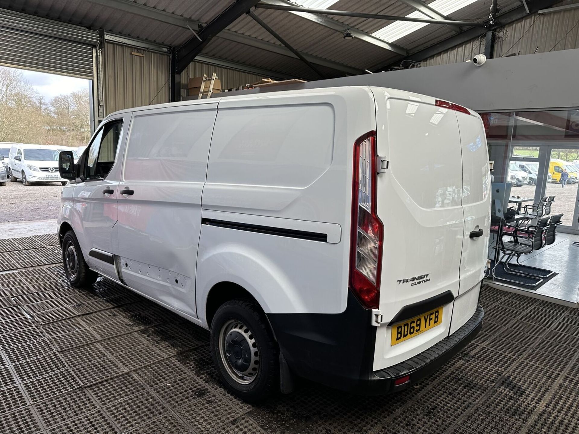 SLEEK AND SOLID: '69 FORD TRANSIT CUSTOM 300 ECO BLUE EURO 6 - Image 9 of 15