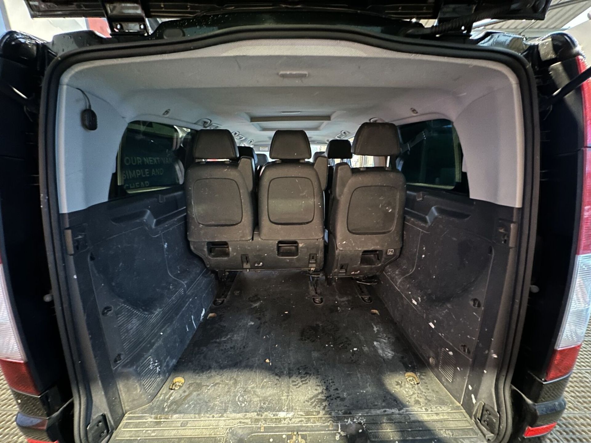 SLEEK SHUTTLE: MERCEDES VITO TRAVELINER FACTORY CREW CAB COMPACT >>--NO VAT ON HAMMER--<< - Image 11 of 11