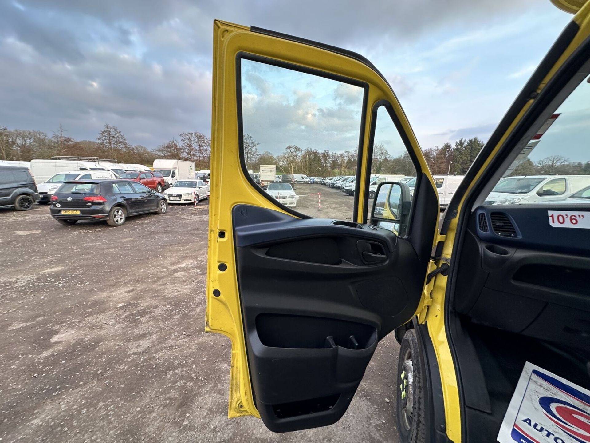 YELLOW LUTON WORKHORSE: 2019 IVECO DAILY 35S12 DIESEL SPARES OR REPAIRS - Image 13 of 15