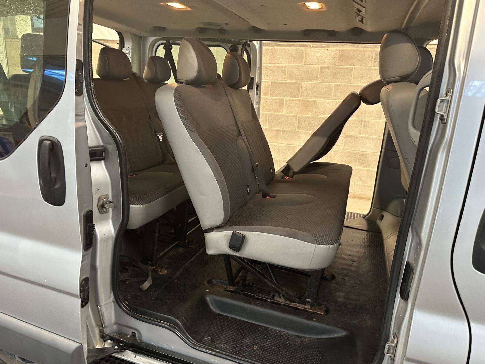 CAMPUS CRUISER: SILVER VAUXHALL VIVARO 2900 COMBI, FACTORY 9-SEATER >>--NO VAT ON HAMMER--<< - Image 15 of 15